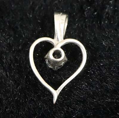 H＆E社 アゼツライト(AZOZEO) 4mmラウンド　ハートペンダントトップ 証明書付 0.78g