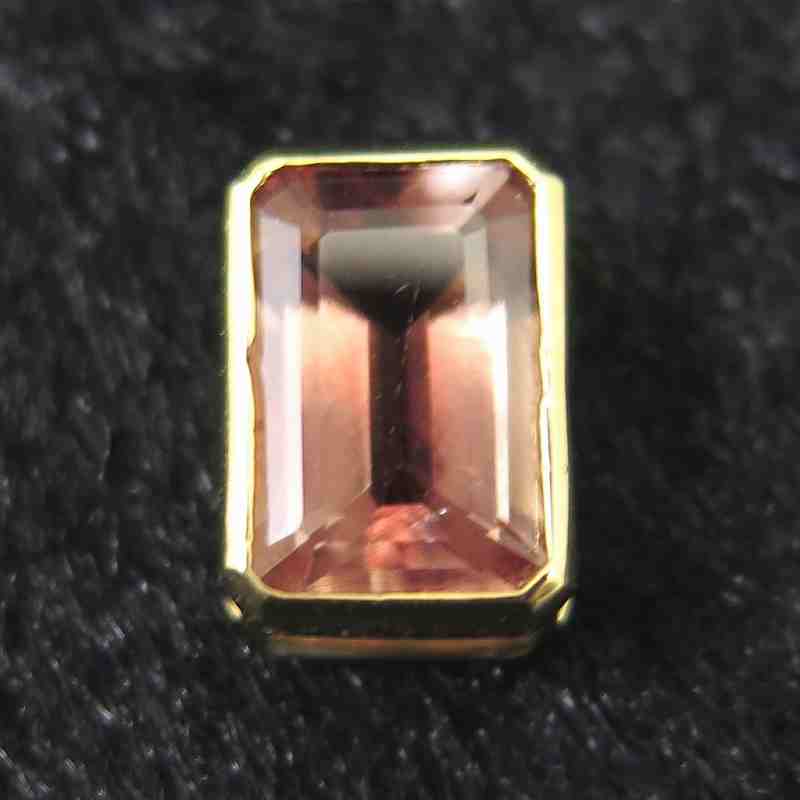 オレゴンサンストーン 8.8mmエメラルドカット ペンダントトップ　K18YG　1.03g