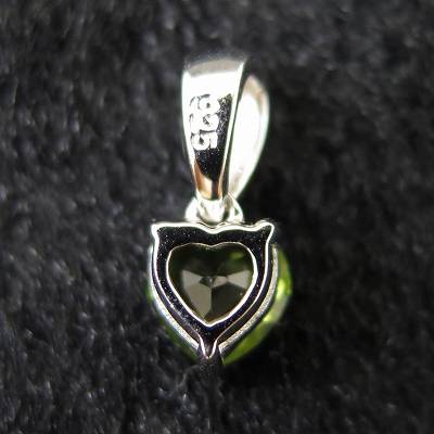 ペリドット 5Aグレード 6.5mmハート ペンダントトップ 0.87g
