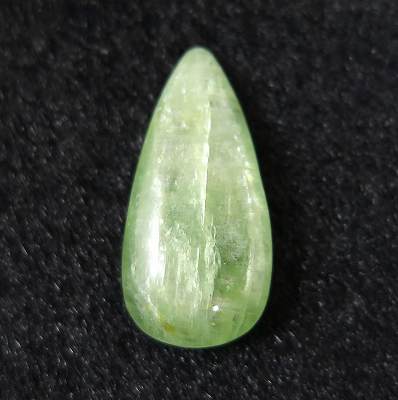 商品説明 商品名 グリーン　カイヤナイト　24mmペアシェイプ　ルース　3.85g　(ID:62078) サイズ(mm) 12 X 24.5 X 6 重量 3.85g 産地 タンザニア 金属部分の材質 --- コメント ◆　本商品写真は現物のものです。写真の商品をお届けします。 グリーンカイヤナイトのルースです。◆　カイアナイトは、つながりの石であり他者とのコミュニケーションにおいて助けになることができます。また、サイキック能力を呼び起こし、高次の存在とのコミュニケーションを促し、瞑想やヒーリングのセッションの間にサードアイを開くために用いることもできます。 ご注意事項 ◆　本商品は、当社運営の他WEBショップにて販売している為、在庫更新のタイミングにより、欠品が生じる可能性がございます。予めご了承のほどお願いいたします。【y8jt&yu3#s】