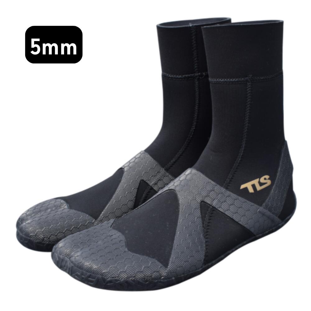 【 TLS X-FIT SURFBOOTS SERIES 】 足の甲から踵（カカト）につながるラインをアルファベットのX（エックス）にすることで、履き心地はもちろん、フィット感と運動性を向上させました。 〇 製品仕様 〇 ・保温力の高い起毛裏地 ・止水能力の高いスキン素材を足の挿入部に採用 ・履き心地を追求したサーフブーツデザイン ・環境に優しい水溶性接着剤仕様（AQUAアルファ） 〇 サイズ 〇 XXS：22cm XS：23.cm S：24cm M：25cm L：26cm XL：27cm XXL：28cm メーカー希望小売価格はメーカーカタログに基づいて掲載しています。こちらからご確認ください履き心地を追求したサーフブーツデザイン 止水能力の高いスキン素材を足の挿入部に採用 保温力の高い起毛裏地