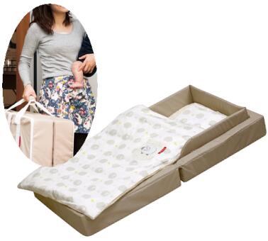 「コンパクトベッド フィットL」 長く使える快適な広々サイズ/スタンダード9点SET。 開封したらすぐにおねんねができます♪ 約3 才頃まで使える、ひと回り大きい広々スペース。 ロングユースなコンパクトベッドです。 マンション住まいでベビーベッドが置けなくても 快適なお寝んねスペースを作るベビー寝具で、ママでも簡単に、お部屋の移動や、里帰り/ お出掛けにも活躍します。 【対象月齢】・約0〜36ヵ月頃 【製品サイズ】・約W120xD70xH19cm（使用時） 　　　　　　　・約W70xD24xH60cm（折りたたみ時） 【素材】 ●本体カバー（表地: ポリエステル100％） ●固綿（ポリエステル100%） ●2way 布団カバー（表生地: 綿100%、裏生地: 綿80%・ポリエステル20%） ●ヌード布団（生地：ポリエステル100％、詰物：ポリエステル100％） ●敷きパッド（生地: 綿80%・ポリエステル20％、詰物: ポリエステル100%） ●サイドパッド（生地：ポリエステル100%、詰物:ウレタンフォーム） ●傾斜クッション（生地：綿30％、ポリエステル70％、詰物：ウレタンフォーム） ●ヌードまくら（生地：ポリエステル100％、詰物：ポリエステル100％） ●まくらカバー（生地：綿100％） 【お手入れ】・洗濯可能 ※ 固綿/ 傾斜クッション（ウレタンフォーム）のみ洗濯不可。 【重量】・約4kg 【生産国】・中国 【検査】・Q-TEC基準に合格・検品/検針済み ※製品の仕様は予告なしに変更する 場合があります。 ※モニターによって画像と実物の色が異なる 場合があります。