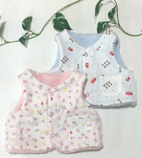 ★★ポスト投函送料込み★★【boribon　oeuf】ボリボンウーフ☆【日本製】70〜80cmリバーシブルベスト　ロンドン柄パリ柄【ふわふわベスト】ブルー/ピンク　