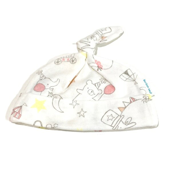 天竺素材の薄手のキャップ帽/サーカス総柄のかわいい帽子ベビーの頭を優しく包むキャップタイプ～ちょこんと結ばれた先がかわいいデザイン日本製なので安心/肌に優しいコットン100％ ●サイズ　F:42-46cm ●素材　　 　表生地　綿　100％ ●日本製 ●メーカー希望小売価格はメーカー商品タグに基づいて掲載しています