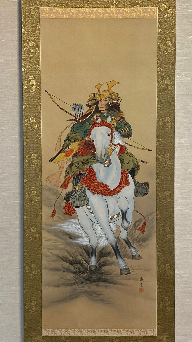 五月飾りの掛け軸 /掛軸 ・ 画　武者/白馬 ・作家　森　雪堂 ・サイズ 尺5立・・幅60×丈193cm ≪作家経歴≫ 日本美術院春展入選　県展、市展入選　 文化協会展賞、日本美術院研究会員 岐阜県日本画協会会員、県水墨画協会理事　 昭和28年生　関市 ・表具　上合金三段表装 ・軸先　螺鈿模様 端午の節句お祝い/五月の掛け軸/鎧飾り/兜飾り/子供大将飾り ※一つ一つ手作りです。ご覧いただく端末やモニター設定、照明環境により、実際の商品と色味が異なって見える場合がございます。あらかじめご了承ください。 ※ご不明な点があれば24時間お問い合わせを受け付けます順次、お返事をさせて頂きます。営業時間内のお返事となります。　