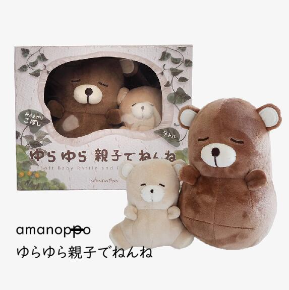 お母さんくまさんのおきあがりこぼし と赤ちゃんくまさんのラトルがギフトセットになって登場 おきあがりこぼしは、カランコロンと優しい音色が子守歌の様に鳴り響き、ラトルは、シャカシャカと耳心地の良いやわらかい音が鳴ります。 おきあがりこぼしは赤ちゃんの力でも揺らしやすく、手やもちもちの耳は赤ちゃんが揺らして楽しむ遊びをお手伝いします。 ●セット内容　おきあがりこぼし×1 　ラトル×1 　カラビナ×1 ●材質・素材 [本体]ポリエステル [カラビナ]プラスチック ●サイズ BOX・・W19.6×D15.5×H16.2cm [おきあがりこぼし]W10.5×D11×H16cm(尻尾・耳を含めず) [ラトル]W10×D6×H10cm(尻尾・耳を含めず) [カラビナ]直径6.5cm ・ヨーロッパ安全基準CEマーク取得 ・PSCマーク制度適合 ・食品衛生法適合 ・お子様にも安心安全な塗料・染料を使用しています。 ※モニターによって実際の色味と若干異なる場合がございます。予めご了承ください。 お手入れ方法 ・おきあがりこぼし ●水で濡らし固く絞った布で汚れをふき取ってから、風通しの良い場所で十分に自然乾燥させてください。 ●洗濯機の使用は本製品や洗濯機の故障の原因になります。 ●水洗いや煮沸、電子レンジの使用、薬剤による消毒または除菌はお控えください。 ・ラトル ●ネットに入れ、洗濯機の「ソフト洗いコース」などで洗濯可能です。 ●洗濯により、風合いや色が多少変わる場合がありますので、手洗いをおすすめします。 ●漂白剤やアイロンの使用、タンブル乾燥はお避けください。 ●よくすすいで水分を切り、形を整えて陰干ししてください。遊ぶ時はいろいろな音で楽しく、遊ばない時は置いているだけで可愛く…そんな思いを込めて作りました♪　