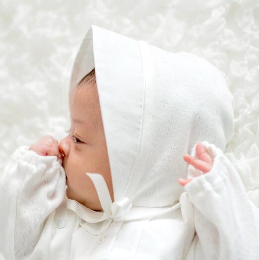 新生児フードは、体温調節が苦手な赤ちゃんのために、あると便利なアイテム ■配色　ホワイト ■サイズ 33〜45cm/新生児~ ■素材　フライスレース(フライスジャガード) あかちゃんとのお出かけに。セレモニーにもお使いいただける上品なフードに仕上がってます。赤ちゃんにとって　柔らかく　着心地のいい　素材