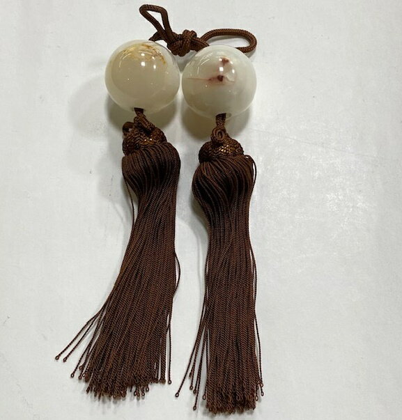 オニキス/ホワイト系玉/丸型/高級風鎮 天然石の為、模様の出方は均一ではございません。 お好みの掛図に合わせることで、主役の掛図を一層引き立てます。 天然石のこの風鎮は、石部分からフサまでが約17cmのサイズで、掛軸・天神様の装飾に最適です。 シンプルながらも上品で、つややかで重厚感のある風鎮は、インテリアとしても魅力的です。化粧箱(紙箱)入りで、大切な方への贈り物にもぴったりです。