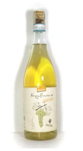 商品詳細 商品詳細 ペコリーノは、マルケ州とアブルッツォ州原産の白ブドウ品種です。 ペコリーノの原産地に関する最初の文献は1526年まで遡り、ノルチャ憲章（PG）に「ペコリーノの木」という記述があります。フィロキセラ以前から広く普及していたこのブドウは、1900年代にはトレッビアーノなどの生産性の高い品種に取って代わられ、徐々に栽培が減っていきました。ペコリーノが絶滅の危機に瀕した際に、マルケ州やアブルッツォ州のワインメーカーたちは再び、ペコリーノを栽培し、醸造を開始しました。 品種の名前の由来は羊を意味するpecoraからきております。このブドウからできたワインは、春の最初の暖かさで発酵し、「生き生き」または「きらめき」として表現されます。同様に、羊の乳から作られるチーズは、昔も今も、生き生きとした味わいが特徴であり、羊が羊飼いを連れて移動する季節の変わり目と、このブドウの実が熟す時期が重なり、羊飼いと農家の間で羊がブドウの木を傷めることで喧嘩になるなど、甘い房に引き寄せられたことに由来します。 ペコリーノは、岩のような、驚くほど骨格のしっかりしたワインで、糖分やアルコールを蓄積することができるが、酸の肩にしっかりと支えられております。シャープだが決して無骨ではなく、繊細なフィネスには欠けるが、「白衣をまとった赤ワイン」と呼ばれるほど、果肉がたっぷり入っています。 麦わら色。オレンジ、スパイス、ドライフラワー、アニスシードなどの香り。力強く深いが調和し、非常にやわらかな口当たり。 生産国　イタリア　果実酒 地域　アブルッツォ州 ぶどう品種　ペコリーノ100% 生産年　2021年(VTは予告ナシに変更する場合がございます。予めご了承下さい) アルコール度数　13.5%未満 容量　750ml 「お酒は20歳から！未成年者への酒類の販売は固くお断りしています！」　