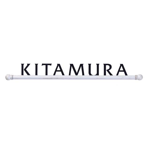 ■サイズ約：幅338mm×高さ43mm×奥行き37mm(見本文字高：約30mm) ■重量：約150g(文字により変動) ■材質：文字部/ステンレス、化粧バー/ステンレス＋アルミ ■印字：カットイン ■文字部分について 見本書体：フリッツ体 見本塗装：バーカラー(レトロシャビー R6)、文字カラー(サテンブラック E1) ■施工方法Fタイプ（接着剤が必要） ※表札取付け用の接着剤等は、付属しておりません。 ※お使いのPCやスマホの環境によっては色の見え方が変わります。 ※小文字をお選びいただきますと文字種によってはバーに隠れ、文字が見えにくくなる場合がありますのでご注意ください。 ※最大文字数は目安としローマ字約12文字、漢字約3文字までとなります。 ※塗装は職人がひとつひとつ手作業で製作しておりますので、カタログの画像と異なる場合がございます。 ■出荷目安：10〜15営業日（レイアウト承認後） ■送料無料※ご注文後、表札制作前に校正レイアウトをメールにて送らせて頂きます。内容をご確認の上、必ずご返信ください。表札ご注文の流れ 当店：ご注文を頂いた後に、ご指定の印字文字でレイアウト（校正）を作成します。 当店：レイアウトはPDFファイルにてメールでお送りいたします。 お客様：レイアウトの内容に不備がない事をご確認の上、ご承認メールの返信をお願いします。 ※レイアウトの修正は1回のみとなります。2回目以降の修正は受け付け出来かねます。※オーダー商品の為、レイアウト承認後のキャンセルは出来かねますのでご了承下さい。通常レイアウトは2〜3営業日以内にお送りいたします。3営業日以上経ってもレイアウトが到着していない場合は、メールがエラーになっている場合がございます。その際はお手数ですが当店にお問い合わせいただけますようお願い致します。また、迷惑メールファルダーに振り分けられている場合がございますので、未着の場合は一度迷惑メールのご確認をお願い致します。※当店では規格サイズのみの対応となっており、別寸サイズに対応することが出来かねます。 表札メーカー直販なので安心＆安全 お客様のご要望に合わせて一つ一つ丁寧に自社工場で製作しております。