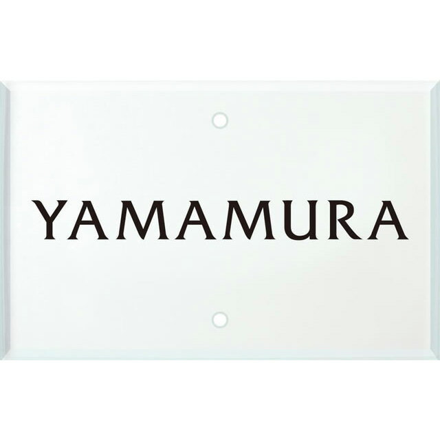 エクステリアメーカー対応プレート。 ■サイズ：幅110mm×高さ70mm×厚さ5mm ■穴径：4.5Φ ■穴ピッチ：50mm ※穴位置、大きさ、穴なしに変更は出来ません ※こちらの商品は取付ビスは付属しておりません、門柱付属のビスをご使用ください ■重量：45g ■材質：アクリルガラス ■印字：ドライエッチング ■文字色：黒 ■見本の書体について フリッツ体 ※書体と文字色の変更は可能ですが、文字の大きさ指定等はできません。 ※お使いのPCやスマホの環境によっては色の見え方が変わります。 ■出荷目安：10〜14営業日（レイアウト承認後） ■送料無料※ご注文後、表札制作前に校正レイアウトをメールにて送らせて頂きます。内容をご確認の上、必ずご返信ください。表札ご注文の流れ 当店：ご注文を頂いた後に、ご指定の印字文字でレイアウト（校正）を作成します。 当店：レイアウトはPDFファイルにてメールでお送りいたします。 お客様：レイアウトの内容に不備がない事をご確認の上、ご承認メールの返信をお願いします。 ※レイアウトの修正は1回のみとなります。2回目以降の修正は受け付け出来かねます。※オーダー商品の為、レイアウト承認後のキャンセルは出来かねますのでご了承下さい。通常レイアウトは2〜3営業日以内にお送りいたします。3営業日以上経ってもレイアウトが到着していない場合は、メールがエラーになっている場合がございます。その際はお手数ですが当店にお問い合わせいただけますようお願い致します。また、迷惑メールファルダーに振り分けられている場合がございますので、未着の場合は一度迷惑メールのご確認をお願い致します。 表札メーカー直販なので安心＆安全 お客様のご要望に合わせて一つ一つ丁寧に自社工場で製作しております。