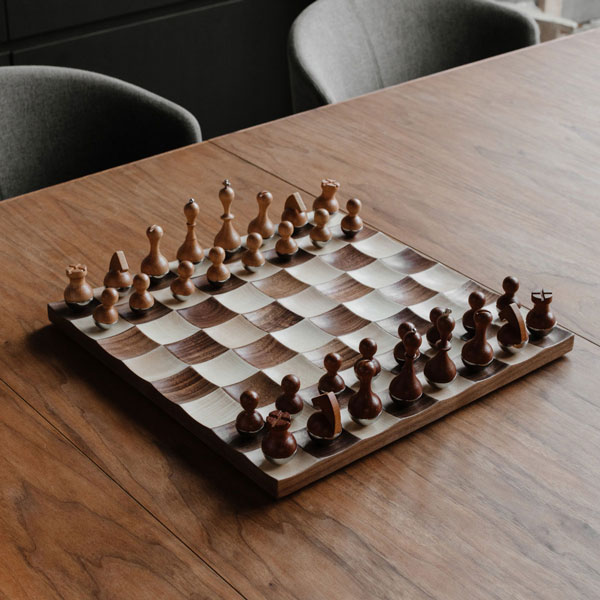 機能性とデザイン性が両立した商品で人気のumbra(アンブラ) DESIGN:Adin Mumma カーブしたデザインのチェス盤と揺れる駒がユニークなチェスセット。 緩やかに窪んだチェス盤に置くことで、起き上がりこぼしのようにゆらゆら揺れる駒が安定する。 チェス好きな方へのギフトにおすすめ。 【商品サイズ】 W38×D38×H2cm 【パッケージサイズ】 W40×D4×H40cm 【素材】 ウッド、アルミニウム 【原産国】 中国