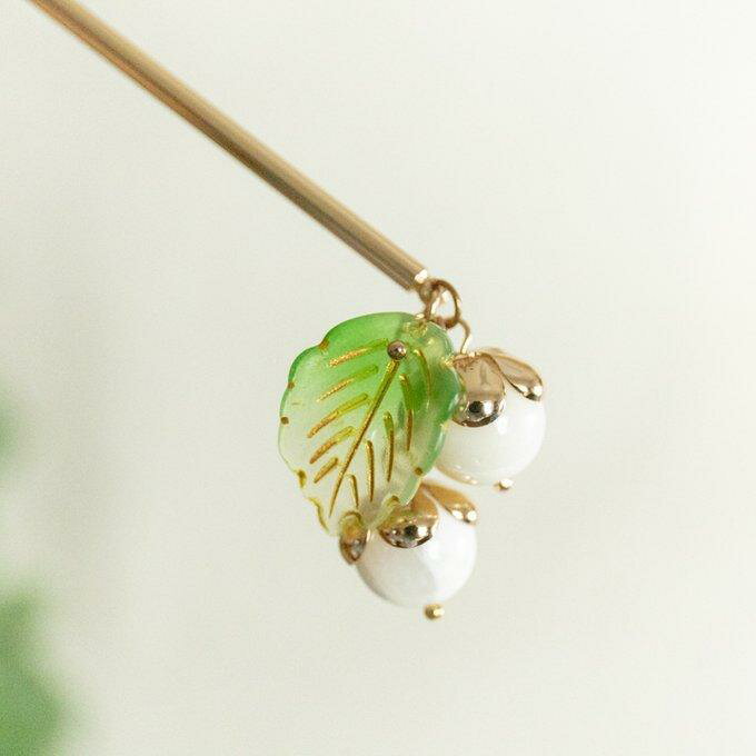 ハンドメイド 手作り かんざし 簪 ヘアアクセサリー ホワイトシェルー 貝 実のかんざし どんぐり 団栗 簪 ヘアアクセサリー 髪飾り 秋の実 ゆらゆら 揺れる 玉簪 チェコガラス 葉っぱ お出かけ 普段使い 1本かんざし オリジナル