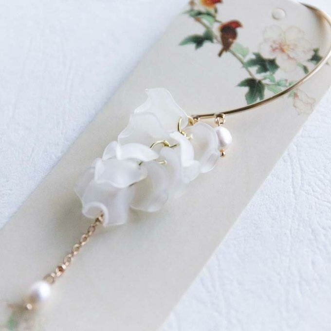 花びら 純白のイヤーフック 薔薇の花びら 季節の花 片耳用 ハンドメイド 手作り 普段使い お出かけ 耳飾り ドレス 洋装 浴衣