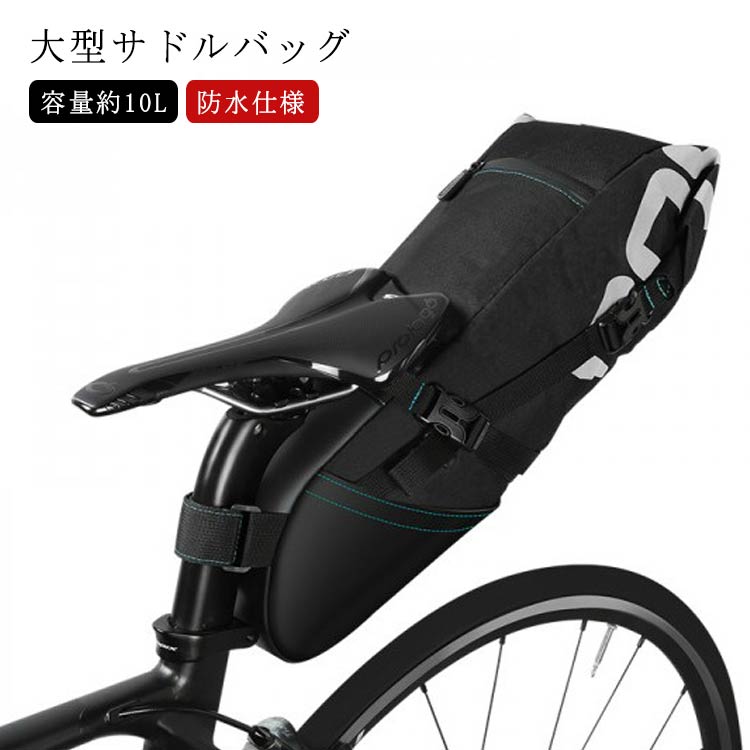 商品名：大型サドルバッグ素材：ポリエステル ナイロン そのほか容量：10L重量:約430g特徴:見た目以上の大容量で使い勝手ばつぐん。財布などの貴重品だけでなく自転車のロックから自転車用工具、チューブやパンク修理キットまで収納できます。 サイズ 10L サイズについての説明 容量：10L 素材 素材：ポリエステル ナイロン そのほか 色 写真色 備考 ●サイズ詳細等の測り方はスタッフ間で統一、徹底はしておりますが、実寸は商品によって若干の誤差(1cm～3cm )がある場合がございますので、予めご了承ください。 ●製造ロットにより、細部形状の違いや、同色でも色味に多少の誤差が生じます。 ●パッケージは改良のため予告なく仕様を変更する場合があります。 ▼商品の色は、撮影時の光や、お客様のモニターの色具合などにより、実際の商品と異なる場合がございます。あらかじめ、ご了承ください。 ▼生地の特性上、やや匂いが強く感じられるものもございます。数日のご使用や陰干しなどで気になる匂いはほとんど感じられなくなります。 ▼同じ商品でも生産時期により形やサイズ、カラーに多少の誤差が生じる場合もございます。 ▼他店舗でも在庫を共有して販売をしている為、受注後欠品となる場合もございます。予め、ご了承お願い申し上げます。 ▼出荷前に全て検品を行っておりますが、万が一商品に不具合があった場合は、お問い合わせフォームまたはメールよりご連絡頂けます様お願い申し上げます。速やかに対応致しますのでご安心ください。