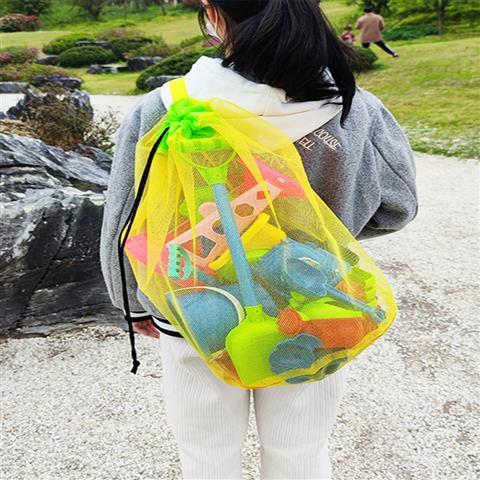 サイズ リュック サイズについての説明 フリーサイズ 素材 ナイロン 色 レッド ブルー イエロー 備考 ●サイズ詳細等の測り方はスタッフ間で統一、徹底はしておりますが、実寸は商品によって若干の誤差(1cm～3cm )がある場合がございますので、予めご了承ください。 ●製造ロットにより、細部形状の違いや、同色でも色味に多少の誤差が生じます。 ●パッケージは改良のため予告なく仕様を変更する場合があります。 ▼商品の色は、撮影時の光や、お客様のモニターの色具合などにより、実際の商品と異なる場合がございます。あらかじめ、ご了承ください。 ▼生地の特性上、やや匂いが強く感じられるものもございます。数日のご使用や陰干しなどで気になる匂いはほとんど感じられなくなります。 ▼同じ商品でも生産時期により形やサイズ、カラーに多少の誤差が生じる場合もございます。 ▼他店舗でも在庫を共有して販売をしている為、受注後欠品となる場合もございます。予め、ご了承お願い申し上げます。 ▼出荷前に全て検品を行っておりますが、万が一商品に不具合があった場合は、お問い合わせフォームまたはメールよりご連絡頂けます様お願い申し上げます。速やかに対応致しますのでご安心ください。