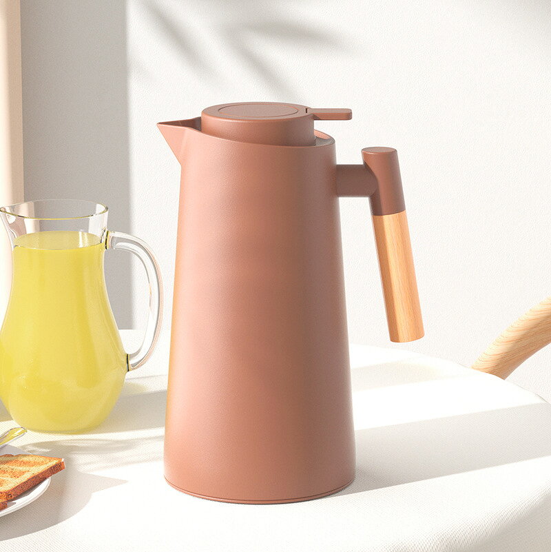サイズ 1000ML サイズについての説明 【サイズ】容量約1000ML 底直径約13.5cm 高さ約25cm 重さ約630g 素材 高ホウ珪酸ガラス PP 色 ホワイト ブラック レッド クリームイエロー グリーン オールドローズ 備考 ●サイズ詳細等の測り方はスタッフ間で統一、徹底はしておりますが、実寸は商品によって若干の誤差(1cm～3cm )がある場合がございますので、予めご了承ください。 ●製造ロットにより、細部形状の違いや、同色でも色味に多少の誤差が生じます。 ●パッケージは改良のため予告なく仕様を変更する場合があります。 ▼商品の色は、撮影時の光や、お客様のモニターの色具合などにより、実際の商品と異なる場合がございます。あらかじめ、ご了承ください。 ▼生地の特性上、やや匂いが強く感じられるものもございます。数日のご使用や陰干しなどで気になる匂いはほとんど感じられなくなります。 ▼同じ商品でも生産時期により形やサイズ、カラーに多少の誤差が生じる場合もございます。 ▼他店舗でも在庫を共有して販売をしている為、受注後欠品となる場合もございます。予め、ご了承お願い申し上げます。 ▼出荷前に全て検品を行っておりますが、万が一商品に不具合があった場合は、お問い合わせフォームまたはメールよりご連絡頂けます様お願い申し上げます。速やかに対応致しますのでご安心ください。