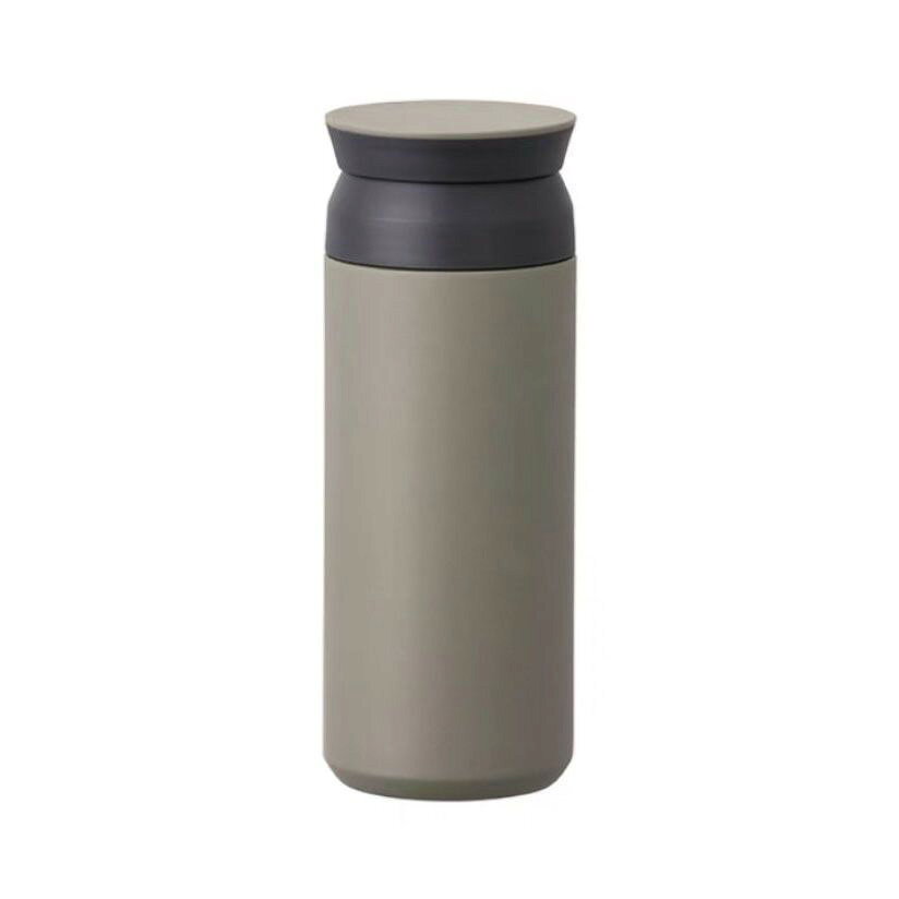 サイズ S M サイズについての説明 S 容量350ML サイズ6.5*16.5cmM 容量480ML サイズ6.5*21cm 素材 ステンレス PC シリカゲル 色 ホワイト ブラック グリーン ブルー レット 備考 ●サイズ詳細等の測り方はスタッフ間で統一、徹底はしておりますが、実寸は商品によって若干の誤差(1cm～3cm )がある場合がございますので、予めご了承ください。 ●製造ロットにより、細部形状の違いや、同色でも色味に多少の誤差が生じます。 ●パッケージは改良のため予告なく仕様を変更する場合があります。 ▼商品の色は、撮影時の光や、お客様のモニターの色具合などにより、実際の商品と異なる場合がございます。あらかじめ、ご了承ください。 ▼生地の特性上、やや匂いが強く感じられるものもございます。数日のご使用や陰干しなどで気になる匂いはほとんど感じられなくなります。 ▼同じ商品でも生産時期により形やサイズ、カラーに多少の誤差が生じる場合もございます。 ▼他店舗でも在庫を共有して販売をしている為、受注後欠品となる場合もございます。予め、ご了承お願い申し上げます。 ▼出荷前に全て検品を行っておりますが、万が一商品に不具合があった場合は、お問い合わせフォームまたはメールよりご連絡頂けます様お願い申し上げます。速やかに対応致しますのでご安心ください。