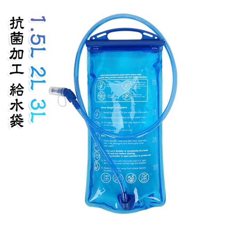 サイクリング・山登り・ロッククライミング・ランニング・マラソンなど様々な用途にご使用頂けるハイドレーションパックです。水分補給の為に立ち止まったりせず、運動しながら飲むことができます。また、非常時、災害時の際に役立つ水袋となります。飲み終えた後はクルクルと丸めたり、平らに折り曲げたり、折り畳むことができます。洗って繰り返し使うことができます。口栓・キャップは抗菌加工を施しているので、長時間の使用や暑い日でも雑菌の繁殖を抑えてくれます。飲料水を入れる本体には、臭いの少ない低臭pevaを使用。中の水に臭いが付きにくくなっています。 サイズ 1.5L 2L 3L サイズについての説明 1.5L：360*180mm/125g 2L：390*180mm/130g 3L：425*200mm/140g ※実寸はメジャー採寸の為、若干の誤差が生じる場合があります。 素材 peva 色 青 備考 ●サイズ詳細等の測り方はスタッフ間で統一、徹底はしておりますが、実寸は商品によって若干の誤差(1cm～3cm )がある場合がございますので、予めご了承ください。 ●製造ロットにより、細部形状の違いや、同色でも色味に多少の誤差が生じます。 ●パッケージは改良のため予告なく仕様を変更する場合があります。 ▼商品の色は、撮影時の光や、お客様のモニターの色具合などにより、実際の商品と異なる場合がございます。あらかじめ、ご了承ください。 ▼生地の特性上、やや匂いが強く感じられるものもございます。数日のご使用や陰干しなどで気になる匂いはほとんど感じられなくなります。 ▼同じ商品でも生産時期により形やサイズ、カラーに多少の誤差が生じる場合もございます。 ▼他店舗でも在庫を共有して販売をしている為、受注後欠品となる場合もございます。予め、ご了承お願い申し上げます。 ▼出荷前に全て検品を行っておりますが、万が一商品に不具合があった場合は、お問い合わせフォームまたはメールよりご連絡頂けます様お願い申し上げます。速やかに対応致しますのでご安心ください。