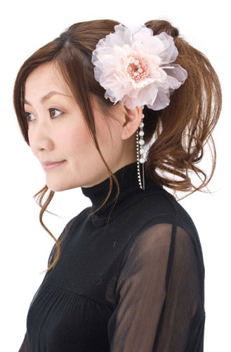 雑貨アイディ屋の揺れるふわふわコサージュ(ヘアクリップ付）｜アングル2