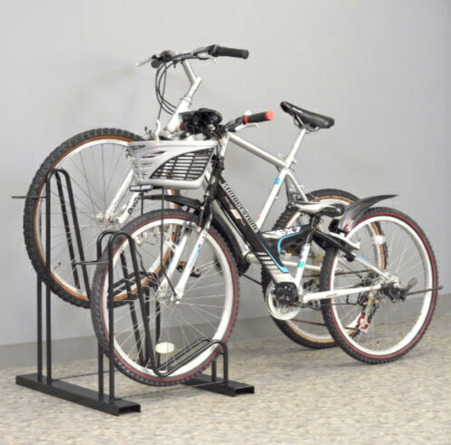 メーカー直送のため、代引でのお支払方法はお受けできません。不良品以外の返品・交換はお受けできません。この商品は北海道・沖縄・離島にお届けの場合は送料別途となります。お問い合わせ下さい。 横風に強い！前輪を大きくカバーすることで、抜群の安定感を実現。また本体に適度な重量をもたせ、ぐらつきを抑えます。安定感のある自転車ラックをお求めの方に。前輪を大きくカバーし、タイヤをしっかり固定！スタンドがないスポーツサイクルなども安心して自転車も収納出来ます。 ※スタンド小・大は左右どちらでも設置可能です。 ■サイズ／約幅71×奥行59×高さ77.5cm　パイプ径：15.9mm ■収納適合サイズ／上段：20〜28インチ対応　 下段：16〜28インチ対応（小さめの自転車は前カゴの形状などによって収納できない場合があります。サイズをご確認下さい） タイヤ幅：5cm以下 ■重量；約8.8kg ■材質：スチール（プライマー処理・アクリル塗装） ■お客様組立品 ■日本製