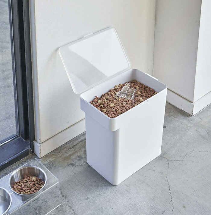 密閉ペットフードストッカー　タワー6.5kg　計量カップ付※2個以上で送料無料(北海道・沖縄・離島除く)