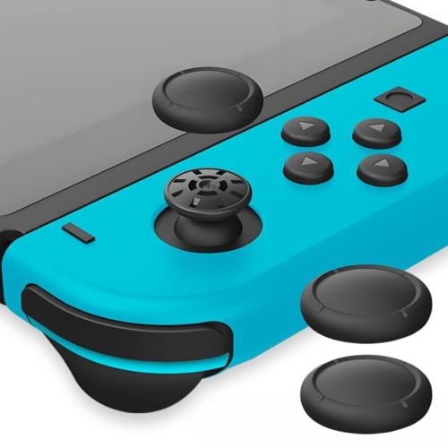 対応機種 Nintendo Switch / Switch Lite / Nintendo Switch 有機EL モデル 対応 アナログジョイスティックカバー Joy-con 対応 どんなゲームでも優れたパフォーマンスを発揮し、あらゆるシーンで使える万能なアクセサリーです。 修理 交換用ニンテンドースイッチ、ジョイコンスティックのカバー部分が外れ紛失してしまい、 アナログスティックが剥き出しになり、見た目や操作性が損なわれてしまってお困りの方に。 簡単取り付けで即プレイ工具不要で簡単に取り付けられるデザイン。 ニンテンドースイッチ ジョイコン アナログスティッにカバーを被せるだけで装着完了、誰でもすぐに使用できます。取り外しも簡単なので、気軽に交換可能です。 最高のグリップ力で快適プレイ高品質シリコン素材で作られたアナログスティックカバーは、滑りにくく快適なグリップ力を提供。激しいゲームプレイでも手が滑ることなく、正確な操作が可能です。 耐久設計純正に近いデザインで、ジョイスティックにピッタリと装着でき、見た目や操作性を損なわない。耐久性に優れたシリコン素材のキャップカバー。