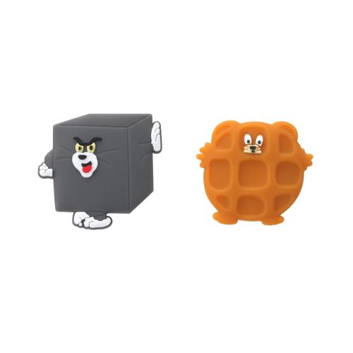 スティックカバーデザイン: トムとジェリーの可愛らしいキャラクターデザインを採用したスティックカバー 素材と装着: 柔らかいシリコン素材を使用し、かぶせるだけの簡単装着が可能 保護機能: スティックをキズや汚れから効果的に保護し、長期使用を可能に セット内容: 左右で異なる2種類のデザインのスティックカバーが各1個入り 対応機種: Nintendo SWITCH 2に完全対応したスティックカバー