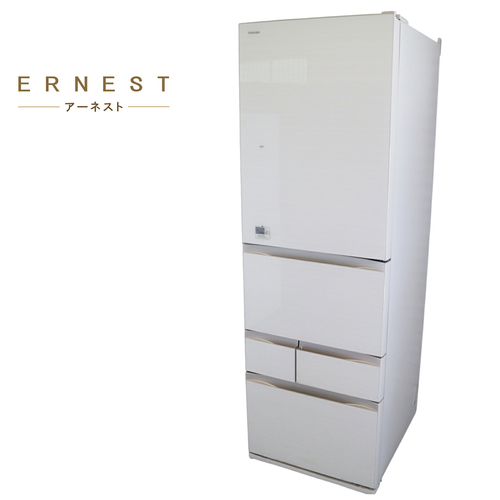 大型冷凍冷蔵庫 メーカー 東芝 型式 GR-M470GW-ZC 幅×奥行×高さ 600×707×1833 年式 2018年 配送地域が関東地域限定商品なので 配送先が関東地域でない場合、 お客様都合のキャンセル処理させて頂きます。 ご了承ください。 ★動作確認済★ ★綺麗にクリーニング済みです。 ★付属品は写真に映っている物のみとなります。 ★綺麗ですが、年式なりの傷がありますので、神経質の方は、購入をお控え下さい。━━━━━━━━━━━━━━━━━━ 毎日の料理がもっと快適に。 東芝VEGETAプレミアムモデル。 ━━━━━━━━━━━━━━━━━━ 総容量465Lの大容量モデル。 野菜室が真ん中だから、 重たい野菜もラクな姿勢で出し入れ可能。 使いやすさ・鮮度・省エネを追求した、 東芝人気シリーズ「VEGETA」です。 ━━━━━━━━━━━━━━━━━━ 真ん中野菜室 ━━━━━━━━━━━━━━━━━━ 一番使う野菜室を中央に配置。 ・野菜の出し入れがラク ・重たい野菜も取り出しやすい ・腰への負担を軽減 毎日料理をする方に嬉しい設計です。 ━━━━━━━━━━━━━━━━━━ うるおいラップ野菜室 ━━━━━━━━━━━━━━━━━━ 野菜室内の湿度をしっかり保ち、 葉物野菜や果物の鮮度を長持ち。 乾燥を抑え、 みずみずしい状態で保存できます。 ━━━━━━━━━━━━━━━━━━ 速鮮チルド ━━━━━━━━━━━━━━━━━━ 肉・魚・お惣菜などを 低温で鮮度よく保存。 食材のうま味や食感を保ちながら、 毎日の料理をサポートします。 ━━━━━━━━━━━━━━━━━━ タッチオープンドア ━━━━━━━━━━━━━━━━━━ 軽く触れるだけでドアが開く タッチオープン機能を搭載。 両手がふさがっている時でも スムーズに開閉できます。 ━━━━━━━━━━━━━━━━━━ 自動製氷機能 ━━━━━━━━━━━━━━━━━━ 給水タンクへ水を入れるだけで、 いつでも新鮮な氷を自動で作成。 急な来客や暑い季節にも便利です。 ━━━━━━━━━━━━━━━━━━ ガラスドア採用 ━━━━━━━━━━━━━━━━━━ 高級感あふれるガラスドア仕様。 傷が付きにくく、 汚れもサッと拭き取れるため 美しさを長く保てます。 ━━━━━━━━━━━━━━━━━━ おすすめポイント ━━━━━━━━━━━━━━━━━━ ・総容量465L ・5ドアタイプ ・左開き ・真ん中野菜室 ・うるおいラップ野菜室 ・速鮮チルド ・自動製氷 ・タッチオープンドア ・ファン式自動霜取り ・節電モード ・ガラスドア ・ラピスアイボリーカラー ━━━━━━━━━━━━━━━━━━ 野菜室の使いやすさを追求した、 東芝VEGETAシリーズのプレミアムモデル。 真ん中野菜室・タッチオープン・速鮮チルド・自動製氷など、 毎日の暮らしを快適にする便利機能を充実搭載。 大容量465Lで、ファミリー世帯にもおすすめの一台です。