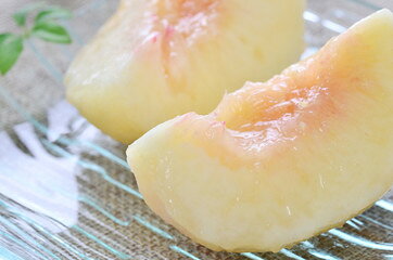 エルマルシェの岡山県産白桃 大玉2個入 フルーツ ギフト お中元 自宅用 ギフト 自宅用 贈り物 果物 甘い 人気 旬 プレゼント お供え 贈答用｜アングル2