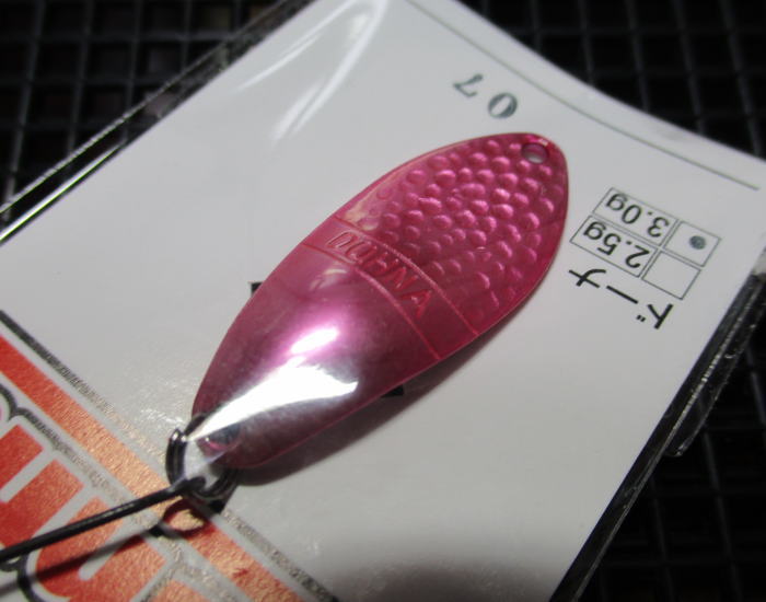 AREA ■BionDy ■ドーナフラッシング ■ドーナ100-600 ■ドーナ700 ■ドーナSC ■ドーナGL ■ドーナRH ■ドーナHF ■エリアBUX ■エリアOLIAN ■LEON ■WIRED Native ■BUX GOLD ■BUX Silver ■BUX2015 ■NORTHERN BUX ■DAYTONA BUX ■BUX FSC ■BUX SHELL ■BUX 銀河 ■OLIAN GOLD ■OLIAN Silver ■OLIAN2015 ■OLIAN 銀河 　各方面から多くの評価を頂いたフロントワイドバックス。しかしながら「同じような形状で上層の攻略がしたい」という意見もおおく寄せられました。バックスを若干幅広に、そして全長を短く、さらには薄く。これがドーナ開発の3つの条件でした。そして「アンバランス」。釣手の意思に関係なく突如としてアンバランスな動きを出すというイレギュラーなアクションも条件に盛り込みました。その上、上層を意識し、これも世界初となる肉薄ハンマード加工を施しました。しかも表裏ハーフトーンという前代未聞を施し、「いかに多くのトラウトを獲れるか？」という根源的な命題に挑戦したアイテムです。 仕様 フック／シングルフック搭載 長さ／25mm カラー／16色 注意事項 ○釣り以外の目的に使用しないでください。 ○幼児の手のとどかない所へ保管してください。 ○ルアーを投げる場合、周囲の安全を確かめ、危険のないことを確認してください。 ○フックの先は大変危険です。使用中に限らず、取扱には充分ご注意ください。AREA ■BionDy ■ドーナフラッシング ■ドーナ100-600 ■ドーナ700 ■ドーナSC ■ドーナGL ■ドーナRH ■ドーナHF ■エリアBUX ■エリアOLIAN ■LEON ■WIRED Native ■BUX GOLD ■BUX Silver ■BUX2015 ■NORTHERN BUX ■DAYTONA BUX ■BUX FSC ■BUX SHELL ■BUX 銀河 ■OLIAN GOLD ■OLIAN Silver ■OLIAN2015 ■OLIAN 銀河 ＜DOHNA フラッシングカラー＞ ■DOHNA (1g or 1.5g)　☆5個セット　☆☆10個セット ■DOHNA (2g or 2.5g or 3g)　☆5個セット　☆☆10個セット 他＜1.5g 以下＞はこちら▼ 他サイズと他カラーはこちら▼ DOHNA Flashng ■(1g) ■(1.3g) ■(1.5g) ■(2g) ■(2.5g) ■(3g)