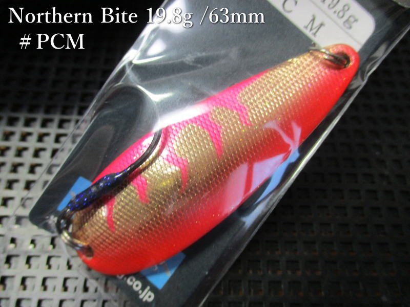 Native ■Northern Bite ■Bite ■Mesh Bite ■Shell Bite ■Master Angler ■River Dolphin ■Hurry Bite Hook 　北海道のフィールドだけを見据えたスプーン。現在も各地でトラウトを魅了し続けるバイトを北海道仕様にカスタマイズ。従来よりも厚い板を使用しヘビーウエイト化したスプーンは、より深いレンジに潜む鱒たちを誘う。ビッグトラウトと対峙する北海道のアングラーのためのノーザンバイト。 仕様 フック／シングルフック搭載 長さ／63mm カラー／28色 注意事項 ○釣り以外の目的に使用しないでください。 ○幼児の手のとどかない所へ保管してください。 ○ルアーを投げる場合、周囲の安全を確かめ、危険のないことを確認してください。 ○フックの先は大変危険です。使用中に限らず、取扱には充分ご注意ください。Native ■Northern Bite ■Bite ■Mesh Bite ■Shell Bite ■Master Angler ■River Dolphin ■Hurry Bite Hook 他＜20g 以下＞はこちら▼ 他サイズと他カラーはこちら▼ NorthernBite ■(6.8g) ■(8.2g) ■(9.3g) ■(11g) ■(15.3g) ■(19.8g) ■(22g) ■(30g) ■(40g)
