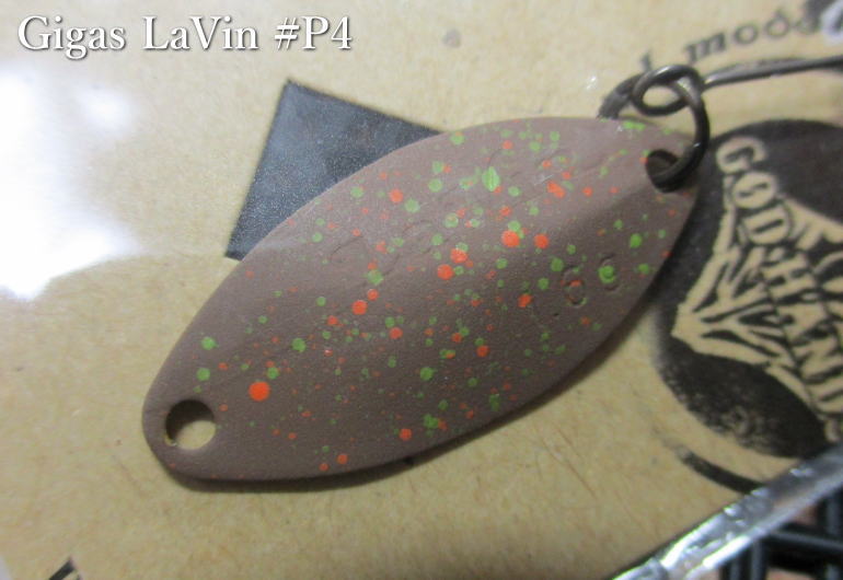 ■LaVin ■Mid LaVin ■Gigas LaVin ■Jriya ■fuga 風牙 ■Sight 彩斗 ■Ranryu 瀾竜 ■Raiga 雷牙 ■GAiA 　既存ラビンの全長21mmの二回り大きいアピールサイズ。足元まで泳ぎ切る安定アクションは継承しつつ、若干のスライドを加えアピール性を高めたモデル。同等ウエイトのスプーンに対し、よりスローに安定して一定層を引くことができます。 仕様 フック／シングルフック搭載 長さ／26mm カラー／6色 注意事項 ○釣り以外の目的に使用しないでください。 ○幼児の手のとどかない所へ保管してください。 ○ルアーを投げる場合、周囲の安全を確かめ、危険のないことを確認してください。 ○フックの先は大変危険です。使用中に限らず、取扱には充分ご注意ください。■LaVin ■Mid LaVin ■Gigas LaVin ■Jriya ■fuga 風牙 ■Sight 彩斗 ■Ranryu 瀾竜 ■Raiga 雷牙 ■GAiA 他＜2.5g 以下＞はこちら▼ 他サイズと他カラーはこちら▼ Gigas La Vin ■(1.6g) ■(2g) ■(2.4g)
