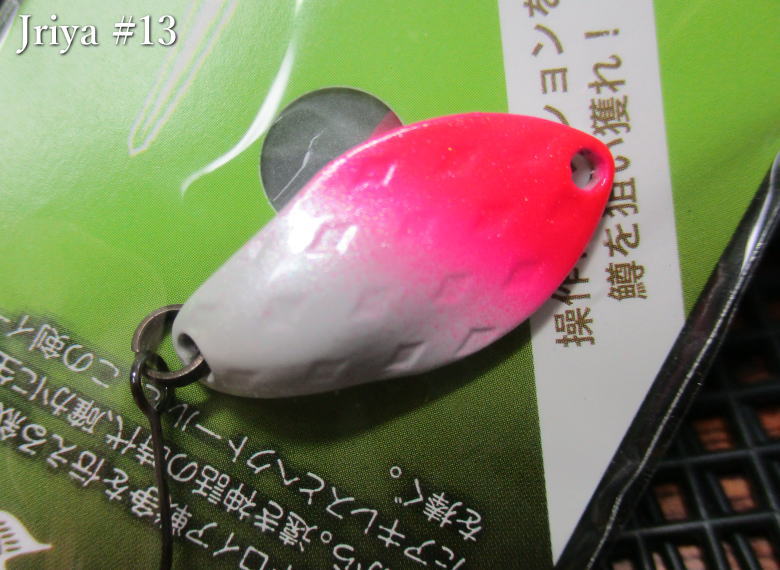 ■LaVin ■Mid LaVin ■Gigas LaVin ■Jriya ■fuga 風牙 ■Sight 彩斗 ■Ranryu 瀾竜 ■Raiga 雷牙 ■GAiA 　「イーリヤ」その名の由来はトロイヤ戦争を伝える叙時詩イリヤスから。遠き神話の時代、確かに生き闘ったアキレスとヘクトールに、この剣イーリヤを捧ぐ。操作性アクションで鱒を狙い獲れ！イーリヤの3つのアクション。●早引きで/一定軸を外れる事なく、連続ヒラ打ちアクション！●スロー引きで/前後のブレが無い完全ローリングアクション！●フックを返しテール側にラインを結べば/安定したフォーリングでボトムバンプ仕様！ 仕様 フック／シングルフック搭載 長さ／24mm カラー／16色 注意事項 ○釣り以外の目的に使用しないでください。 ○幼児の手のとどかない所へ保管してください。 ○ルアーを投げる場合、周囲の安全を確かめ、危険のないことを確認してください。 ○フックの先は大変危険です。使用中に限らず、取扱には充分ご注意ください。■LaVin ■Mid LaVin ■Gigas LaVin ■Jriya ■fuga 風牙 ■Sight 彩斗 ■Ranryu 瀾竜 ■Raiga 雷牙 ■GAiA 他＜2.0g 以下＞はこちら▼ 他サイズと他カラーはこちら▼ Jriya ■(1.8g) ■(2.2g) ■(2.8g) 2nd ■(1.8g) ■(2.2g) PN ■(2.2g) Twinkle Candy ■(2.8g)