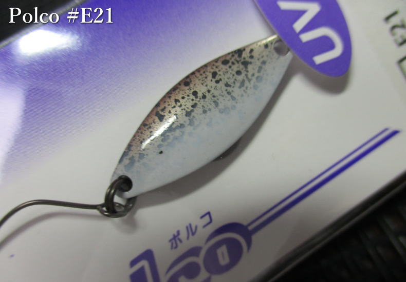 AREA ■Muddyle ■Milner Dimple ■Milner ■Penta ■Acti ■Polco ■Habbi Native ■T-Vlayde ■Giger ■Gulf ■T-launcher Plug ■T-Gravits 　異なる3つのアクション 　スプーンを操る愉しさをすべてのアングラーに、その想いをポルコが可能にする！ポルコ最大の強みは、魚を飽きさせない異なる3つのアクションをスムーズに変化させられる点にある。基本アクションはウォブンロールだが、リトリーブ速度を落としていくと途切れることなく自然なローリングアクションへとスイッチする。またロッド角度を上げることでスタンドアップ（立ち泳ぎ）ロールアクションを演出することができる。このスタンドアップロールアクションを軸に戦略を立てれば、魚の目線から見たスプーンのシルエットに変化を与えられ、さらにはロッドを上下させる操作をプラスすればバーティカルな誘いを仕掛けることが可能となる。これにより、たとえ相手が喰い渋るトラウトであっても目先でアクションとシルエットに連続した変化を与えることでルアーとの距離を詰めさせ口を使わせるメソッドが成立する。警戒心を与えにくい洗練された細身のフォルムは、空気抵抗を軽減させた抜群の飛距離・浮き上がりを抑えた安定したレンジキープ力・フッキング時にはスプーンの暴れを抑制し、フッキングミスを軽減するなど計算された設計となっている。 仕様 フック／シングルフック搭載 長さ／26mm カラー／15色 注意事項 ○釣り以外の目的に使用しないでください。 ○幼児の手のとどかない所へ保管してください。 ○ルアーを投げる場合、周囲の安全を確かめ、危険のないことを確認してください。 ○フックの先は大変危険です。使用中に限らず、取扱には充分ご注意ください。AREA ■Muddyle ■Milner Dimple ■Milner ■Penta ■Acti ■Polco ■Habbi Native ■T-Vlayde ■Giger ■Gulf ■T-launcher Plug ■T-Gravits 他＜1.5g 以下＞はこちら▼ 他サイズと他カラーはこちら▼ Polco ■(1.5g) ■(1.8g)