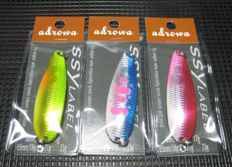 ■Provia ■Provia SIG ■Provia UV ■Leeds ■Adrowa ■Adrowa moda ■C2 「趣」の釣りには箔の美しさで！ 　アドドワは使い勝手の良いウィローリーフを採用。浮き上がりにくく、スローリトリーブにも対応します・フィールドの状況にあわせやすい豊富なサイズ・カラーバリエーション。くわせのタイミングが狭い（小さい）エリアでも強烈にアピールします。 仕様 フック／フックなし 長さ／65mm カラー5色 注意事項 ○釣り以外の目的に使用しないでください。 ○幼児の手のとどかない所へ保管してください。 ○ルアーを投げる場合、周囲の安全を確かめ、危険のないことを確認してください。 ○フックの先は大変危険です。使用中に限らず、取扱には充分ご注意ください。 ☆　プロビア　ホログラム　SIG　ボーン　ネイキッド　リーズ　アドロワ箔　アドロワモーダグラマー　アドロワモーダシェル　アドロワサーモン　アドロワクローム　Provia Naked Leeds adrowa moda shell TNB glamour adrowa salmon chrome他＜30g 以下＞はこちら▼ 他カラーはこちら▼