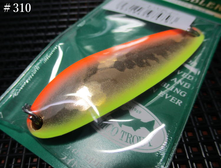 ■Lightning Wobbler Plug ■SUMARI ■IMERU ■Laks 　飛ぶ泳ぐ釣れる!世界初のテーパーブレードスプーン。強いご要望にお応えし、初期型ウォブラーが復刻しました。スプーンブレードの肉厚をヘッドからテールに向けて徐々に厚くテーパーさせる独自の製法 「テーパーブレードデザイン」。これにより生じるテール重心のバランスとカップ形状があいまって、通常では動かないようなデッドスローリトリーブ時にも華麗なるアクションを 生み出します。また、テール重心のバランスは飛行姿勢を安定させ、飛距離も抜群です。サクラマスや湖沼型トラウトなど大型を意識した14g、18gは、10gと同じサイズのまま肉厚を 増すことでウェイトアップしているので、操作性能を損なうことなく、急流の中でも浮き上がらず確実にボトムをトレースできます。仕上がりの美しさにもこだわり、この輝きが鱒たちを魅了します。※スプリットリングのみ、フックは装着しておりません。 仕様 フック／フックなし 長さ／56mm カラー／20色 注意事項 ○釣り以外の目的に使用しないでください。 ○幼児の手のとどかない所へ保管してください。 ○ルアーを投げる場合、周囲の安全を確かめ、危険のないことを確認してください。 ○フックの先は大変危険です。使用中に限らず、取扱には充分ご注意ください。■Lightning Wobbler Plug ■SUMARI ■IMERU ■Laks 他＜10g 以下＞はこちら▼ 他カラーはこちら▼ LIGHTNING WOBBLER Silver ■(3.5g) ■(7g) ■(7.2g) ■(9.8g) ■(10g) ■(14g) ■(18g) LIGHTNING WOBBLER GOLD ■(3.5g) ■(7g) ■(7.2g) ■(9.8g) ■(10g) ■(14g) ■(18g)