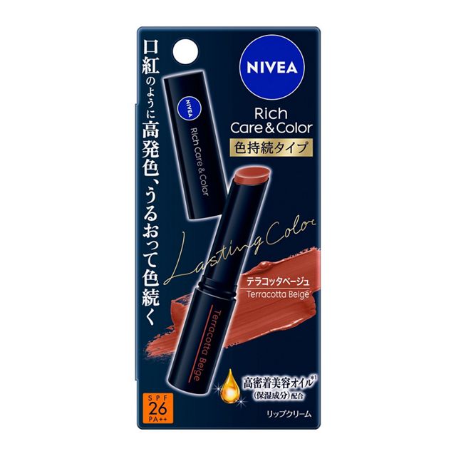 商品情報成分・素材成分：ジフェニルシロキシフェニルトリメチコン、リンゴ酸ジイソステアリル、パラフィン、トリ（カプリル酸／カプリン酸）グリセリル、ミネラルオイル、イソノナン酸イソノニル、ラウロイルグルタミン酸ジ（フィトステリル／オクチルドデシル）、ダイマージリノール酸（フィトステリル／イソステアリル／セチル／ステアリル／ベヘニル）、ジメチコン、水添ポリイソブテン、メトキシケイヒ酸エチルヘキシル、合成ワックス、トリイソステアリン酸ポリグリセリル-2、トリポリヒドロキシステアリン酸ジペンタエリスリチル、ジフェニルジメチコン、カニナバラ果実油、トコフェロール、t-ブチルメトキシジベンゾイルメタン、BHT、（＋／－）酸化チタン、酸化鉄、水酸化Al、硫酸Ba、黄4、赤201、赤202、赤223香り・色・味無香料テラコッタベージュ使用方法使い方ゆっくり回して1ミリ程※出し、軽いタッチでお使いください。※1回転で1ミリ程出ます使用上の注意ご注意○高温の所には置かない○食事の後などは唇をふいてから使う○傷、湿疹等の異常のある時は使わない○赤み、かゆみ、刺激等の異常が出たら使用を中止し、皮フ科医へ相談する。使い続けると症状が悪化することがある○子供や認知症の方などの誤食等を防ぐため、置き場所に注意する包装容器の材質容器・キャップ：プラスチック箱：紙原産地日本ニベア リッチケア＆カラーリップ 色持続タイプ テラコッタベージュ　2g 口紅のように高発色、うるおって色続く 口紅のように高発色、うるおって色続くカラーリップ。ひと塗りで艶やかに発色し、塗りたての色が続きます。●高密着美容オイル（保湿成分）配合　ローズヒップオイル（カニナバラ果実油）、アミノ酸系保水成分（ラウロイルグルタミン酸ジ（フィトステリル／オクチルドデシル））●つやシールド層が浮き出て唇をコーティング（塗布後、3分程お待ちください）、色つや続く●無香料●紫外線から唇を守ります。UVカット成分配合（SPF26／PA＋＋）容量 2g 5