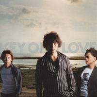商品種別CD発売日2001/06/20ご注文前に、必ずお届け日詳細等をご確認下さい。関連ジャンル邦楽ポップスアーティストSkoop On Somebody収録内容Disc.101. Introduction (0:23) 02. ama-oto (5:00) 03. around the world (4:03) 04. Still (4:38) 05. Summer Ride (5:19) 06. Key of Love (4:56) 07. 微熱 (5:40) 08. 線香花火 (bare foot mix) (5:09) 09. Sunset， Side Seat (5:22) 10. 予感 (5:30) 11. Life (5:11) 12. eternal snow (4:49) 13. Interlude 〜p.s.from the windy concrete volley Osaka〜 (1:23) 14. 今、僕はここにいる (4:43) 15. M.F.S.B. (5:30)商品概要シングル・リリースした4曲を含む、スクープ・オン・サムバディ名義では初めてのフル・アルバム。「ama-oto」「Still」「今、僕はここにいる」他、全15曲を収録。商品番号SRCL-5102販売元ソニー・ミュージックディストリビューション組枚数1枚組収録時間67分 _音楽ソフト _邦楽_ポップス _CD _ソニー・ミュージックディストリビューション 登録日：2012/10/24 発売日：2001/06/20 締切日：1980/01/01
