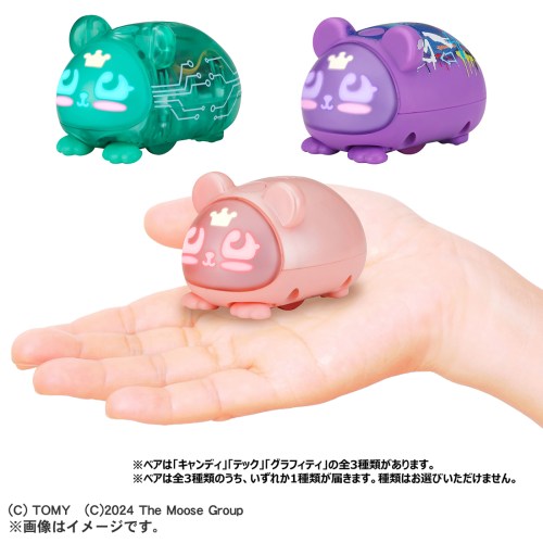 商品種別おもちゃ発売日2026/07/25ご注文前に、必ずお届け日詳細等をご確認下さい。関連ジャンル女の子のおもちゃ電子玩具携帯ペット動物・植物商品概要手のひらサイズで、かしこくかわいい!デジタルKAWAIIペットロボット「マイクロペット」の第2弾が登場!50種類以上の表情、音、動きで、感情を豊かに表現するよ!「おしゃべり」や「トイレ」など、リクエストに応えてどんどん成長!さらに、2台以上で他のマイクロペットと通信!一緒にダンスやレース、歌も歌うよ♪「マイクロペット(Micropets)」とは…手のひらサイズの、かしこくて、かわいいペットロボット。50種類以上の表情や、音、ちょこちょこ動くしぐさで感情を豊かに表現します。マイクロペットからのリクエストに応えてお世話をすると、レベル1からレベル5まで成長!レベルアップするたびに、新しい表情や動きが見られます。癒しを与えてくれるペットロボット、プレゼントやギフトにもおすすめです。▼お世話＆レベルマイクロペットのお世話のポイントは3つ「1.おしゃべり」「2.トイレ」「3.パワーチャージ」。リクエストに合わせてお世話をすると、育成が進み、レベルが上がります。 1.おしゃべり：話しかけてコミュニケーションしよう2.トイレ：トイレ用ケースを使って、トイレのお世話をしてあげよう3.パワーチャージ：エネルギーが減ったら、パワーチャージをしてあげよう▼種類・マイクロペット パピー・マイクロペット ウーパールーパー・マイクロペット キャット・マイクロペット ベア(スペシャルエディション)※ベアは「キャンディ」「テック」「グラフィティ」の全3種類があります。※ベアは全3種類のうち、いずれか1種類が届きます。種類はお選びいただけません。▼通信 ※2台以上で楽しめる内容・通信すると、他のマイクロペットと一緒にダンスやレースをしたり、歌を歌います。・パピー(いぬ)、ウーパールーパー、キャット(ねこ)、ベア(くま)をコレクションして、マイクロペットどうしのコミュニケーションを楽しもう♪【セット内容】マイクロペット(1)、取扱説明書(1)、クイックスタートガイド(1)、トイレ用ケース(1)商品番号-メーカータカラトミー対象年齢4歳以上コピーライト(C) TOMY (C)2024 The Moose Group _おもちゃ _女の子のおもちゃ_電子玩具_携帯ペット_動物・植物 _おもちゃ _タカラトミー 登録日：2026/06/22 発売日：2026/07/25