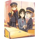 商品種別Blu-ray※こちらの商品はBlu-ray対応プレイヤーでお楽しみください。発売日2014/03/26ご注文前に、必ずお届け日詳細等をご確認下さい。関連ジャンルアニメ・ゲーム・特撮国内TV版永続特典／同梱内容描き下ろしBOX封入特典：8P特製ブックレット■映像特典オリジナルピクチャードラマ＜全7話＞／デジタルミュージアム／スタッフキャストによる新規オーディオコメンタリー ＜全2回＞／オーディオコメンタリー＜全7回＞商品概要シリーズストーリー「死」についての物語。現実世界で生きている人間に、死んだ人間から手紙が届くことで始まる。死んだ人間の思いとは？現世に届けたいメッセージとは？死にまつわるエピソードを積み重ねた、リリカルで美しいストーリー。『シゴフミ 第1話 コクハク』東京のとある街・かもめ市の一角にある廃ビルの屋上で、町谷翔太はロケットを作っている。それを見守りながらおしゃべりをしている少女、綾瀬明日奈の元に父親が遺体で見つかった知らせが入る。一緒に警察署に行き、翌日いつものように廃ビルの屋上に来た翔太は、ロケット小屋が白い煙で覆われているのを見つける。急いで小屋の中に入った翔太は、シゴフミ配達人・フミカと言葉を喋る杖・カナカに出会う。そしてフミカは語る。明日奈の死んだ父親から明日奈の恋人への「シゴフミ」を届けようとしていること。そしてそれを届けるのがボクの仕事だと…『シゴフミ 第2話 ロケット』父親の死の原因を知ってしまった翔太を明日奈は傷つける。それは愛する妹を守るため、そして妹の幸せを願う純粋な気持ちからの行動。しかし事件は明日奈の予想を超える早さで世間に明るみになる。その事実を知った明日奈は混乱し、その場から逃げ出す。警察の捜査対象となってしまった明日奈は、妹を守るために姿を消そうとする。長髪をナイフで切り、着替えを盗み、青森行きの長距離列車に乗り込む。そこに現れるフミカ。身構える明日奈であったが、フミカが鞄から取り出したのは、彼女宛のシゴフミだった…。『シゴフミ 第3話 トモダチ』高校に通う仲良し三人組の一人・千川大輝が突然自殺をする。それまで千川と一緒にごくごく普通の学生生活を送っていた小竹透と野島要は、その原因に全く心あたりがなく戸惑う。その死は学校内にとどまらず、マスコミにも大きく取り上げられ、学校側はその対応に追われる。教頭に事情を聞かれる小竹と要であったが、何も答えることができず口をつぐんだまま。そんなある日、息子の死の原因を明らかにするために、始業前の教室に千川の父親が乱入する。そこへ千川のシゴフミを持ったフミカが現れる…。『シゴフミ 第4話 ナミダ』母親・立石尚子からのシゴフミを持ったフミカが八広蘭の前に現れる。しかし幼い頃に自分と父親を残して家を出て行った母を許せないでいる蘭は、そのシゴフミを受け取ろうとしない。そしてテニス部の合宿に参加するためにかもめ市外に出ることになった蘭を、フミカは出張申請を出し追う。しつこくシゴフミを渡そうとするフミカを、邪険に扱い続ける蘭。しかし四ツ木七恵と逢うために夜の音楽室で待っている蘭に、フミカはシゴフミを渡すことに成功する。しかしその手紙は読まれることなくゴミ箱に捨てられるのであった…。『シゴフミ 第5話 タダイマ』シュレディンガーという名のネコに送られたシゴフミを配達することになるフミカ。ネコを袋小路に追い詰め、もう少しで捕まえられる・・・というところに、別地区担当のシゴフミ配達人・チアキが駆けてくる。そのせいで惜しくもネコを逃してしまったフミカは、チアキも同じネコ宛てに送られたシゴフミを届けようとしていることを知る。闇雲に追いかけても無駄だと判断した2人は協力してネコをおびき寄せる作戦にでる。作戦は功を奏し、フミカの周りにネコがわんさか集まってきたのだが・・・。『シゴフミ 第6話 サケビ』匿名掲示板でイジメられている人間のカキコミを見ている森下俊介は、学校生活の中で当たり前のように行われているイジメが随分とマシな物に思えていた。ところがある日そこにカキコミしている人物が、同じクラスでイジメを受けている菊川公一であることに気がつく。本人かどうか確認する森下だが、菊川から助けてくれと懇願される。そしてその現場をイジメグループに見られた森下は、イジメに荷担するよう脅される・・・。『シゴフミ 第7話 キラメキ』葛西春乃は、文歌の父親で作家・美川キラメキの担当を任される。ところが担当初日に朝寝坊。なんとか直接キラメキ邸へ向かうことで遅刻をまぬがれはしたが、肝心の地図を忘れてしまい、妹の夏香に携帯まで送るようお願いをする。パソコンが苦手な夏香は、ちょうど文歌のことを聞きに来ていた要の助けで地図を送信する。しかし、それで住所を知った要は、直接文歌のことを聞くためにキラメキ邸に行くと言い出した・・・。『シゴフミ 第8話 ハジマリ』傷つけられるフミカ。それを目撃した要は怒り、キラメキに殴りかかる。止めようとする春乃であったが、止める理由が本当にあるのか、ふと思い悩む。春乃たちはこれ以上暴れないように、キラメキを寝室に閉じこめるが、ドアを叩きながら叫ぶキラメキ。リビングでは夏香に介抱されるフミカ....スタッフ&amp;キャスト湯澤友楼(原作)、黒星紅白(キャラクター原案)、佐藤竜雄(監督)、大河内一楼(シリーズ構成)、川上哲也(キャラクターデザイン)、桜美勝志(副監督)、白石誠(美術監督)、店橋真弓(色彩設計)、大河内喜夫(撮影監督)、西山茂(編集)、鶴岡陽太(音響監督)、楽音舎(音響制作)、七瀬光(音楽)、ランティス(音楽制作)、J.C.STAFF(アニメーション制作)、大河内一楼(脚本)、佐藤竜雄(絵コンテ)、桜美かつし(演出)、川上哲也(作画監督)植田佳奈、松岡由貴、仙台エリ、代永翼、大前茜、野島昭生商品番号BCXA-823販売元バンダイナムコアーツ組枚数3枚組色彩カラー制作年度／国2008／日本画面サイズ16：9音声仕様日本語 リニアPCMステレオ _映像ソフト _アニメ・ゲーム・特撮_国内TV版 _Blu-ray _バンダイナムコアーツ 登録日：2013/11/25 発売日：2014/03/26 締切日：2014/02/13