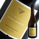 Information 品名 ブラン ド ブラン エクストラ ブリュット[N.V]マリー クルタン ワイン名（原語） ()(Blanc de Blancs Extra Brut Marie-Courtin タイプ スパークリングワイン・辛口 内容量 750ml 産地 フランス・シャンパーニュ 品種 シャルドネ60%、ピノ・ブラン35%、アルバンヌ5% 商品説明 シャルドネ60%、ピノ・ブラン35%、アルバンヌ5%のブレンド。畑はポリゾ村。100%マス選抜によるぶどう樹より。平均樹齢25年。現在販売中のものは2018年産100%。砂岩製アンフォラで醸造11カ月熟成。ドザージュはゼロ。極めて生産量の少ない最上級キュヴェ。 備考 気温の高い時期はクール便での配送をお勧めいたします。　Marie-Courtin　マリー・クルタン オーヴに誕生した女性ビオディナミストが造るシャンパーニュ オーブに誕生した女性ビオディナミストのドメーヌ フランソワーズ・ベデルを彷彿とさせる女性ビオディナミ生産者が、オーブに誕生しました。挑むはオーブの魂、ピノ・ノワール100%によるブラン・ド・ノワール。 　「子供の頃から、化学薬品をまったく受けつけない体質でした。病気になったら、ホメオパシーなどで治癒していました」というドミニク・モローが、女性ヴィニュロンヌとしての人生を選択した時、最初からビオディナミを志向したのは自然な成り行きでした。 　「DRC」、「ルフレーヴ」、「コント・ラフォン」、「ディディエ・モンショヴェ」らにビオディナミを教えた巨匠ピエール・マッソンに直接師事。ポリゾ村のRM、「Piollot Pere et Fils」に嫁いでオーブに来てからは、シャンパーニュにおけるビオディナミの先駆者ジャン・ピエール・フルーリーや、ベルトラン・ゴートロらとの交友を育みながら、夫から譲り受けた畑で実地に栽培実験を行ってきました。 　「私にとって本当に幸いだったのは、義父が、長年のセレクション・マサル（マス選抜）の成果として、素晴らしいピノ・ノワールの古樹を残してくれたことです。ビオディナミによって、古樹のポテンシャルをさらに深いところから引き出すことができました」（ドミニク・モロー）。 　小区画からの単一品種でのワイン造り、古樹の尊重、樽発酵といった技法や、「畑の個性を表現したい」という彼女の哲学には、彼女が学んだブルゴーニュの影響が強く表れています。 　尚、メゾン名の「マリー・クルタン」は、同じくぶどう栽培家だった彼女のひいおばあさんの名前で、農薬や化学肥料を一切使用せず、馬による耕作を行っていたマリーさんへの敬意を込めて命名されたものです。