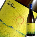 Information 品名 田園 新潟 シャルドネ フェルミエ ワイン名（原語） Denen Niigata Chardonnay Fermier タイプ 白ワイン・辛口 内容量 750ml 産地 日本・新潟県 品種 シャルドネ 商品説明 梨や白コショウのアロマに程よい樽香。樽由来のバターやトーストの風味がありながら、ほのかな塩気や出汁感もあり、酸とミネラルがアクセントとして心地よいフィニッシュへと続きます。 備考 気温の高い時期はクール便での配送をお勧めいたします。　フェルミエ　Fermier 新潟の自然が素直に現れるワインを目指す カーブ・ドッチで修業した本多氏のワイナリー フェルミエは日本一の大河 信濃川が注ぐ日本海にほど近い海岸砂丘に位置しています。 栽培・醸造家の本多氏は「海と砂のテロワールが育む新潟の個性溢れるワインを造りたい」と決意し、脱サラして家族とともに東京からこの地に移り2006年にワイン造りを始めました。 「ワイン」はその土地の自然を現す農産物であるべきと考える本多氏、「フェルミエワイン」とは、農家製のワイン（フランス語）を意味します。 ワイナリーが位置する新潟市西蒲区越前浜の地質は、かつて海底火山だった角田山の噴火により流出したマグマの岩盤（安山岩）層の上に、氷河期以降の海面上昇により形成された沖積層が重なり、さらにその上に新潟の海岸沿いのテロワールを特徴づける砂質土壌の海岸砂丘を形成しています。 越前浜では、砂丘の深さは約10mに達しており、ぶどうは日本海のミネラルを含む砂質土壌に根を張り、水分や養分を吸収。 フェルミエの越前浜の畑のぶどうから造るワインには、アルバリーニョの塩味や、カベルネ・フランのヨード香など海に近いテロワールの特徴が現れる。 一般に、水捌けがよく痩せた土壌はワイン用ぶどうの栽培に適していると云われています。 そんなテロワールで目指されているのは「エレガントな香りのアタックと長い余韻、繊細で優しい味付きながらも旨味に溢れ目が詰まっている」ワインのスタイルです。 そして、そのようなワインを生み出すプロセスに関して、畑の土壌・生態系に関わる栽培環境へのアプローチや、酵母・微生物の働き等に関わる醸造手法はよりナチュラルな手法を志向するようになりました。 フェルミエのワイン造りはシンプルで当たり前の手法です。 ぶどうやワインの声を聞き（＝様子をつぶさに観察して）、必要とされる時に適時に適切なケアを施します（予防的な措置は極力講じません）。 また、環境や人に優しい手法が理想ではありますが、ぶどうやワインの状態、及びそれらを取り巻く環境を鑑みずに「自然栽培」や「有機栽培」、「ビオロジック」、「ビオディナミ」といった手法を目的化し造り手の理想や都合を無理やりぶどうやワインに押し付けるものではありません。 あくまでもその土地の表情が素直に現れる良いワインを造ることが目的です。 除草剤や化学肥料の使用は放棄しておりますが、湿気が多く病害のリスクが高い日本でぶどうを栽培するにあたり、ぶどうにとって必要とあらば化学農薬も必要最小量を使用します。