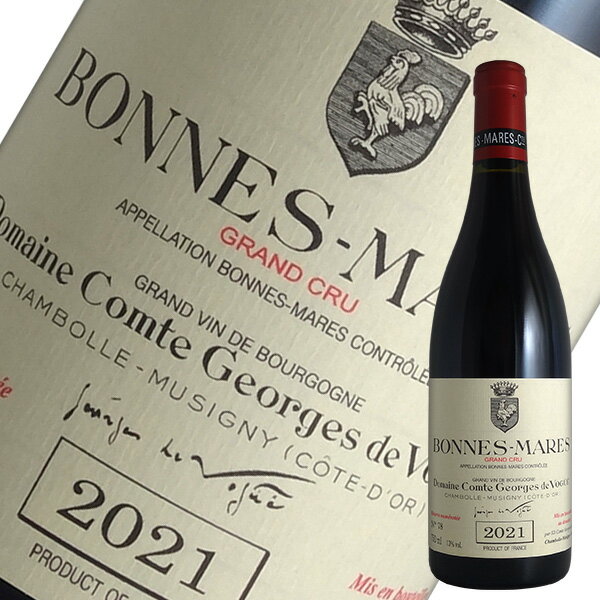 Information 品名 ボンヌ・マール グランクリュ コント・ジョルジュ・ド・ヴォギュエ ワイン名（原語） Bonne Mares Grand cru COMTE GEORGES DE VOGUE タイプ 赤ワイン・フルボディ 内容量 750ml 産地 フランス・ブルゴーニュ 品種 ピノ・ノワール 商品説明 醸造責任者フランソワ・ミエ氏によると、ミュジニーが父、レ・ザムルーズが母、その他の1級は子供、ボンヌ・マールは伯父。ブラックベリーなど黒い果実の香りが強く、豊かで肉付きのよいワイン。ヴォギュエのボンヌ・マールは大部分がテール・ルージュ（赤土）の土壌。 備考 気温の高い時期はクール便での配送をお勧めいたします。　コント・ジョルジュ・ド・ヴォギュエ　Comte Georges de VOGUE ミュジニーの7割を所有するシャンボール・ミュジニーの歴史的盟主 シャンボール・ミュジニーにおける最も偉大なるドメーヌのひとつ ジュヴレ・シャンベルタンにおけるアルマン・ルソー、ヴォーヌ・ロマネにおけるドメーヌ・ド・ラ・ロマネ・コンティのように、シャンボール・ミュジニーでもっとも尊敬を集めるドメーヌ、それがコント・ジョルジュ・ド・ヴォギュエである。 10.85haのミュジニーのうち、その7割に相当する7.2haを所有。 ボンヌ・マールもこのクリマ最大の2.7ha、1級レ・ザムルーズには0.56haの畑をもつ。 ドメーヌの歴史は1450年まで遡るが、1766年にドメーヌを所有するカトリーヌ・ブーイエがスリス・メルシオール・ド・ヴォギュエと結婚し、ヴォギュエの名が登場。 今日のドメーヌ名であるジョルジュ・ド・ヴォギュエ伯爵がドメーヌを継承したのは1925年のことだ。 現在、ドメーヌを所有するのは伯爵の孫娘たちだが、彼女らはシャンボール・ミュジニーに住んでおらず、栽培責任者のエリック・ブルゴーニュ、醸造責任者のフランソワ・ミエ、販売担当者のジャン・リュック・ペパンという、俗にいうヴォギュエの三銃士によってドメーヌは運営されている。 ミュジニーを最大所有し、幻の「ミュジニー・ブラン」も ミュジニーは3つのリュー・ディ（区画名）で構成されているが、ドメーヌは南側のプティ・ミュジニーすべてと、北側のミュジニー6区画からなる。 ご存知のようにそのうち0.64haにはシャルドネが植えられ、本来はきわめてレアなミュジニー・ブランとなる。 しかし、1990年代に植え替えが始まったため、ミュジニー・ブランは1993年が最後となり、それ以降は「ブルゴーニュ・ブラン」としてリリースされている。 植え替えからすでに25年を経た樹もあるので、そろそろミュジニー・ブランの復活を望む声も少なくない。 ただし、ラベルこそブルゴーニュ・ブランだが、栽培も造りもミュジニー・ブランとまったく変わらないとフランソワ・ミエはいう。 また畑名のない「シャンボール・ミュジニー・プルミエ・クリュ」は、特級ミュジニーのうち樹齢が25年に満たない樹を用いたもの。 特級ミュジニーにわざわざ「ヴィエイユ・ヴィーニュ」と謳っているのは、古木からなることを強調せんがためだ。 ヴォギュエ伯爵存命中は、1級より下のワイン造るべからずという掟があり、いくら市場の要求があっても村名ワインを造ることができなかった。 当時の醸造責任者であったアラン・ルーミエ（クリストフ・ルーミエの伯父）は、そのことでたいへん苦労したとされる。 伯爵の死後になってようやく村名畑を入手。 ただし、この村名シャンボール・ミュジニーにはドメーヌが所有する規模の小さな1級畑、ボードとフュエも加わる。 その比率は面積にしておよそ10%と大きい。 ミュジニー、その長い忍耐の末に訪れる至福とは ミュジニーはシルキーでエレガントなワインというステレオタイプに倣い、若いうちからこのドメーヌのミュジニーを口にすれば、誰しも唖然とするに違いない。 10年程度では容易に開いてくれず、それもタンニンがギスギスするのではなく、硬質なミネラルの塊が堅牢なストラクチャーを形成し、少しも解けない。 レ・ザムルーズもミュジニーほどではないが同様。 それに対してボンヌ・マールは、黒い果実の印象が若いうちから広がり、ふたつのクリマとは出自の異なることをうかがわせる。 なんとも難しいドメーヌだが、互いの波長がばっちりシンクロした時には無上の喜びがもたらされる。 その好機をひたすら待つのも、ワインラヴァーの醍醐味に違いない。