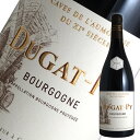 Information 品名 ブルゴーニュ ルージュ[2015]ベルナール デュガ ピィ ワイン名（原語） Bourgogne Rouge Pinot Noir Bernard Dugat-Py タイプ 赤ワイン・ミディアムボディ 内容量 750ml 産地 フランス・ブルゴーニュ 品種 ピノ・ノワール 商品説明 稀少なデュガ・ピィのACブルゴーニュ デュガ・ピィのブルゴーニュ・ルージュには通常のものと村名ジュヴレを格下げした「キュヴェ・アリナール」がありますが、こちらは通常のタイプ。通常タイプの方が当然価格も安く、やや人気が高いようです。リリースしたばかりから少し置いていただいた方がより楽しめるワインです。 備考 気温の高い時期はクール便での配送をお勧めいたします。　ベルナール デュガ ピィ　Bernard DUGAT-PY カルト的な人気を誇る生産者 従兄のクロード・デュガと並び、カルト的な人気を誇るベルナール・デュガ・ピィ。 当主のベルナール・デュガはとてもエネルギッシュな人物だ。 日に焼けた顔。 がっしりとした体格、巨大な手。日々、農作業に勤しむ姿がその風貌からも想像される。 近年になってコート・ド・ボーヌにもブドウ畑を広げ、現在、所有畑の総面積は10ha。しかし、その要がジュヴレ・シャンベルタンであることに変わりはない。 村名ジュヴレ・シャンベルタンは複数の区画をアッサンブラージュした「キュヴェ・クール・デュ・ロワ」のほか、単一クリマで醸造される「レ・ゼヴォセル」。 1級はフォントニ、コルヴォー、ペリエールをアッサンブラージュした畑名なしのキュヴェのほか、単一クリマものの「プティット・シャペル」「ラヴォー・サン・ジャック」「シャンポー」。特級は「マジ」「シャルム」「マゾワイエール」、そして王様「シャンベルタン」である。 2003年にすべての畑をビオロジック栽培に転換完了した。 ご存知のとおり、特級マゾワイエール・シャンベルタンは隣接するシャルム・シャンベルタンを名乗ることも可能だが、このドメーヌでは別々に醸造している。 正確にいえば、マゾワイエールが3分の1混ざったシャルムとマゾワイエール単独のワインがある。 最初に所有したマゾワイエールはシャルムと近接した区画で、土壌的な差が見られなかったため、シャルムに混ぜてひとつのキュヴェとした。 一方、2004年に新たに買い足したマゾワイエールは、グリザールの谷間から流れ出た洪石土により畑の表面を大きな石が覆う。 ワインの性格もまったく違うため、ベルナールは単独のキュヴェにしたという。 試飲の順番はシャルムの後にマゾワイエール。 後者のほうが圧倒的に堅牢なスタイルのワインだ。 醸造法はクロード同様、低温マセレーションはなし。 一方、完全除梗のクロードに対し、ベルナールはアペラシオンによって梗を残す。 特級についていえば、量の少ないシャンベルタン（量的に恵まれた年でも1樽しか出来ない）とマジは100%全房。 マゾワイエールは60〜70％、シャルムは40〜50％の梗を残している。 1級以上はすべてフランソワ・フレールの新樽100%熟成。 「ジュヴレ・シャンベルタンは長期熟成させるべきワインだから、十分な抽出が必要」というのがベルナールの考え。 たとえ恵まれないヴィンテージであろうとも、彼のワインはとびきり濃厚な色調で人々を驚かせる。だからといって過度に重いワインかといえばそうではない。 緻密な構造とキメの細かなタンニンを中心に置きながら、新鮮味（ベルナールは遅摘みをよしとしない）も感じさせるバランスのよさ。 熟成させるとこれまた素晴らしい。 現在、息子のロイクがピエール・マッソンの指導の元、ビオディナミについて学んでいる最中。将来も楽しみである。