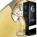 Information 品名 ゴッセ グラン ブラン ド ブラン ブリュット ブリュット ワイン名（原語） GOSSET Grand Blanc de Blancs タイプ スパークリングワイン・辛口 内容量 750ml 産地 フランス・シャンパーニュ 品種 シャルドネ 商品説明 Ay, Couilly, Cramant, Louvois(G Cru), Avernay, Mareuil-sur-Ay, Villier-Marmery(1er Cru)　クラマンの硬質感とモンターニュ・ド・ランスのシャルドネの骨格をアッサンブラージュしている。18℃で約15日間のアルコール発酵。マロラクティック発酵は行わない。12月にアッサンブラージュ。瓶詰めは翌年の3月〜6月。最低36カ月の瓶内熟成。ドザージュ8g/L。 備考 気温の高い時期はクール便での配送をお勧めいたします。　ゴッセ　Gosset ノン・マロラクティック＋長期熟成、不変のスタイル マロラクティック発酵はしない 「ゴッセ」はマロラクティック発酵を行わない。 『リンゴ酸は葡萄本来が持つ自然な酸。この酸は熟成させることで長い余韻と深みを与えてくれる』 通常葡萄に含まれるリンゴ酸は3〜5g/l。 マロラクティック発酵を行う事でリンゴ酸は1g/l以下にまで減少してしまう。 『マロラクティック発酵はワインを温め、培養乳酸菌を加える必要がある。更に発酵後にはスーティラージュも必要。これによって葡萄本来のピュアな味わいは失われる』 「ゴッセ」では1次発酵後、ワインを10度以下に冷却する事でマロラクティック発酵を抑えている。 デゴルジュマン時の総酸量は6g/l（通常のシャンパーニュは3〜4g/l）。 70村200栽培家の葡萄を厳選 モンターニュ・ド・ランスとコート・デ・ブランが中心。 70の村、200軒以上の栽培家から購入しており、若手注目株の造り手「クレモン・ペルスヴァル」も「ゴッセ」の仕事を認めていて葡萄を売っている。 本拠地アイ村から30km圏内のグラン・クリュやプルミエ・クリュが主体だが「コート・デ・セザンヌ」や「ヴィトリィ・ル・フランソワ」のシャルドネも注目している。 『コート・デ・ブランをベースに2つの他地域のシャルドネを加える。コート・デ・セザンヌのシャルドネは骨格と厚みを、ヴィトリィ・ル・フランソワのシャルドネはしなやかさを与えてくれる』 ピノ・ムニエはエペルネに近いオーヴィレ村などマルヌ河右岸の村を選んでいる。 『チョーク質のムニエは粘土質のムニエと比べて骨格がある。モンターニュ・ド・ランス北部のシャムリィ村などの砂地で育つ軽やかなムニエと合わせて使用することでバランスする』 マルヌ川に沿って西へ行くほど葡萄の価格は下がるが、葡萄の酸が減り凝縮度に欠けたものになる。 その為「ゴッセ」ではシャティヨン・レ・バスティーユより東側の葡萄のみ使用する。 平均60ヶ月長期瓶内熟成 2016年より醸造責任者を務めるのは「オディロン・ド・ヴァリーヌ」。 前醸造責任者「ジャン・ピエール・マレネ」と10年以上共にワインを造り、彼の理念をそのまま引き継いでいる。 『我々のシャンパーニュは長期瓶内熟成が必要。シャープで質の高いリンゴ酸は若い内はやや攻撃的だが、瓶内熟成させると次第に旨みに変化する』 長期間の瓶内熟成が、彼等のシャンパーニュに独自の旨みをもたらす。 一般的なシャンパーニュは15ヶ月の瓶内熟成後直ぐにリリースされるが、「ゴッセ」ではベーシックな「グラン・ド・レゼルヴ」でも最低48ヶ月。 平均60ヶ月以上の長期瓶内熟成を行っている。2016年には180ヶ月以上瓶内熟成させたノン・ヴィンテージシャンパーニュをリリースした。 『NVシャンパーニュが熟成しないと考えるのは間違いだ。良質の酸を残した原酒を使えば、NVでも熟成により偉大なシャンパーニュになる』 「ノン・マロラクティック発酵」というスタイルは決して変えない。 しかし常に新しい事へも挑戦していく。