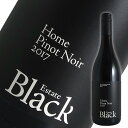 Information 品名 ホーム ピノ ノワール / ブラック エステート ワイン名（原語） Black Estate / Home Pinot Noir タイプ 赤ワイン・フルボディ 内容量 750ml 産地 ニュージーランド 品種 ピノ・ノワール 商品説明 「驚くほどのバリュー」「クラシック・ブルゴーニュ思い起させる」(Winereport） 豊かな堆積粘土で、深部には炭酸カルシウムの薄層があります。粘土は、しなやかで奥行のあるワインを生み出す。ホームは、ボトム・ブロック（ The Bottm Block）とトップ・ブロック The Top Block）から構成。ボトム・ブロックは 1994年に植樹され、レストランの前に位置するトップ・ブロックは 2011年に植樹されました。成熟したボトム・ブロックの古木とは多種類のクローンを使用し、高い密植度で栽培するトップ・ブロック。 -Winereport 92点 「淡いルビー、フローラルで、スミレ、ラズベリー、セージ、きめ細かいタンニン、ジューシーなテクスチャー。うまみが乗っていてエレガント。ピュアでデリケート。ボトリティスに悩まされたオフ・ヴィンテージ年の成功作。ブルゴーニュ好きには淡白さが好まれるだろう。アルコール度は12%でバランスがとれている。5000円は驚くほどのヴァリュー。」（山本昭彦氏） 備考 気温の高い時期はクール便での配送をお勧めいたします。　ブラック・エステート　BLACK Estate 冷涼な気候と石灰質の土壌における有機栽培。ナチュラルな造りを標榜する、ワイパラ・ヴァレーのライジングスター。 ブラック・エステートはニュージーランド南島、ノース・カンタベリーのワイパラ・ヴァレーに位置するワイナリー。 1994年にラッセル・ブラックが、オミヒにピノ・ノワールを植えたことに始まる。 このワイナリーを2007年に買い取ったのがロッド・ナイシュとその家族。 ロッドの娘、ペネローペと結婚したニコラス・ブラウンが、現在、ワインメーカーを務めている。 もともと8haだったブラック・エステート・ヴィンヤードは2011年に4haのブドウを新たに植え、今日、12ha。 さらに7.5haのダムスティープ・ヴィンヤードと4.5haのネザーウッド・ヴィンヤードを加え、総面積は24haとなっている。 ワイン造りもナチュラルだ。ブドウがどこでどのように育ってきたか。 それを表現した真のワインを造るため、ワイン造りのアプローチは至ってシンプルかつユニーク。 ヴィンヤードでは除草剤や殺虫剤などの化学薬品を一切使わず（防除においては BioGroによって認証されているもののみを使用）、ワイナリーでは添加物や大量の新樽の使用を避ける。 その年、その畑で収穫した果実の純粋な表現を追求する。 発酵には、市販の酵母の代わりに、各ヴィンヤードから酵母を培養して作ったスターター使用。 ワインはすべて自然発酵だが、スターターを使用することで発酵を速やかに開始し、さらにそのスターターは、その年、その畑の特徴をワインにもたらす一助となる。 ワインの約3分の1は酸化防止剤を使わずにボトリングされ、残りのワインは、ごくわずかな酸化防止剤を加えるのみ。 清澄もろ過も行わない。 新世界にあって、きわめて旧世界的なアプローチの造り手といえるだろう。 オーストラリアのワイン専門誌『グルメ・トラベラー・ワイン・マガジン』にて、2022年＜ニュージーランド・ワインメーカー・オブ・ザイヤー＞にニコラスが選ばれた。 ワイパラ・ヴァレーを代表する生産者として、ブラック・エステートの名前は覚えておきたい。（インポーター資料より）