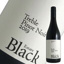 Information 品名 トレブル ピノ ノワール / ブラック エステート ワイン名（原語） Black Estate / Treble Pinot Noir タイプ 赤ワイン・フルボディ 内容量 750ml 産地 ニュージーランド 品種 ピノ・ノワール 商品説明 祝！2018年がリアルワインガイド旨安大賞！ニュージーランド・ワインメーカー・オブ・ザイヤー2022年受賞ワイナリー！ オーガニック認証を受けた3つの自社畑から収穫されたブドウを使用。野イチゴ、ルバーブ、ナツメグ、シナモン、花やリコリスの鮮やかなアロマ。魅惑的な赤スグリのゼリー、パセリ、石灰、湧き水を思わせる、いきいきとした、しなやかかつきめ細やかで、余韻の長い味わい。 備考 気温の高い時期はクール便での配送をお勧めいたします。　ブラック・エステート　BLACK Estate 冷涼な気候と石灰質の土壌における有機栽培。ナチュラルな造りを標榜する、ワイパラ・ヴァレーのライジングスター。 ブラック・エステートはニュージーランド南島、ノース・カンタベリーのワイパラ・ヴァレーに位置するワイナリー。 1994年にラッセル・ブラックが、オミヒにピノ・ノワールを植えたことに始まる。 このワイナリーを2007年に買い取ったのがロッド・ナイシュとその家族。 ロッドの娘、ペネローペと結婚したニコラス・ブラウンが、現在、ワインメーカーを務めている。 もともと8haだったブラック・エステート・ヴィンヤードは2011年に4haのブドウを新たに植え、今日、12ha。 さらに7.5haのダムスティープ・ヴィンヤードと4.5haのネザーウッド・ヴィンヤードを加え、総面積は24haとなっている。 ワイン造りもナチュラルだ。ブドウがどこでどのように育ってきたか。 それを表現した真のワインを造るため、ワイン造りのアプローチは至ってシンプルかつユニーク。 ヴィンヤードでは除草剤や殺虫剤などの化学薬品を一切使わず（防除においては BioGroによって認証されているもののみを使用）、ワイナリーでは添加物や大量の新樽の使用を避ける。 その年、その畑で収穫した果実の純粋な表現を追求する。 発酵には、市販の酵母の代わりに、各ヴィンヤードから酵母を培養して作ったスターター使用。 ワインはすべて自然発酵だが、スターターを使用することで発酵を速やかに開始し、さらにそのスターターは、その年、その畑の特徴をワインにもたらす一助となる。 ワインの約3分の1は酸化防止剤を使わずにボトリングされ、残りのワインは、ごくわずかな酸化防止剤を加えるのみ。 清澄もろ過も行わない。 新世界にあって、きわめて旧世界的なアプローチの造り手といえるだろう。 オーストラリアのワイン専門誌『グルメ・トラベラー・ワイン・マガジン』にて、2022年＜ニュージーランド・ワインメーカー・オブ・ザイヤー＞にニコラスが選ばれた。 ワイパラ・ヴァレーを代表する生産者として、ブラック・エステートの名前は覚えておきたい。（インポーター資料より）