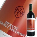 Information 品名 キザン セレクション メルロ 機山洋酒工業 ワイン名（原語） KIZAN WINE Kizan Selection Merlot タイプ 赤ワイン・ミディアムボディ 内容量 750ml 産地 日本・山梨県 品種 メルロー 75%/カベルネ・ソーヴィニヨン 20%/その他 5% 商品説明 プラムなどの黒果実のアロマに白檀のような清々しさを感じます。イチジクのような果実味に白コショウのスパイシーなフレーバーも感じられ、バランスの取れた赤ワインです。 備考 気温の高い時期はクール便での配送をお勧めいたします。　機山洋酒工業　KIZAN WINERY 当たり前のことを当たり前に。地域に根差したワイン造り 甲府盆地から自社畑を中心とするワインを生み出す 周囲に山々が折り重なる甲府盆地。 色々な果物が豊かに実るこの盆地の北東に位置する甲州市塩山に機山ワインはあります。 ワインは大地に育まれるもの。 機山ワインは自家ぶどう園のぶどうを主体に東山梨地区で栽培されたぶどうのみを使ったまさに山梨のワインです。 家族だけで造る小さなワイナリーですが地域に根ざしたワインを造りたいと考えているワイナリーです。 ブラック・クイーンや甲州、その他欧州系ブドウを栽培 約1haの自家農園では甲州種やブラッククイーンをはじめ、シャルドネ、メルロー、カベルネソービニオンなどの欧州系品種を栽培しています。 豊かな果実味あふれる機山ワインのスタイルは、笛吹川がもたらした水はけの良い砂質土壌から生み出されます。 丁寧に育てられた良質のぶどう。 その性質をワインとして最大限に表現するのが、ワイナリーでの仕事です。 調和のとれた高品質のワインを造り上げるため、全ての工程にわたって細やかな注意が払われます。 海外の技術的な情報も取り入れながら、常に向上心をもってワイン醸造に取り組んでいます。 山梨の風土で育まれた甲州種。 この日本独自の品種は、バランスの良い白ワインを生み出すだけではありません。 シャンパン製法（瓶内二次発酵）を用いたスパークリングワインや、シャラント型蒸留器によって蒸留された長期熟成ブランデーなど、正統的な手法を用いることで様々な可能性が引き出されます。 自然がもたらす恵みと人間の営みが調和したとき、人々の生活を豊かに彩るワインが生み出されるのです。