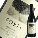 Information 品名 フォリス ピノ ノワール ログ ヴァレー / フォリス ヴィンヤーズ ワイナリー ワイン名（原語） Foris Pinot Noir Rogue Valley タイプ 赤ワイン・フルボディ 内容量 750ml 産地 アメリカ・オレゴン 品種 ピノ・ノワール 商品説明 リアルワインガイド65号の表紙にもなったオレゴン州、驚異のコスパワイン 熟したブラックベリーやチェリー、ナツメグなど深みのあるアロマを持ち、ラベンダーや白檀の香りも立ち上がります。シダの葉やアーシーな要素が深い果実味と心地よくなじんでいます。 -2016VT　リアルワインガイド 89/89+点 「オレゴンのピノは確かに美味しいものが多いけれど価格が高くて・・・と思っていたが、2千円ならば話は別。しかもこのワイン、かなりオイシーのです。甘みはあるのに甘さには転ばず、酸が伸びるのに酸っぱさには転ばない。絶妙のバランスで味がまとまっていて、しかも味つきがしっかり。そんなこんなしているうちにうま味が顔を出し、どんどん味がまとまっていくのです。このワインはベースラインらしいが、もうこれで十分満足じゃね?という美味しさです。そんなワケで今号の表紙ワインに決定!!」 備考 気温の高い時期はクール便での配送をお勧めいたします。　フォリス・ヴィンヤーズ・ワイナリー　Foris Vineyards Winery リアルワインガイド表紙ワインにも選出された驚異のコスパワイン 人気のウィラメットヴァレーだけがオレゴンではない。 マイナー産地の魅力“コスパ”が炸裂！マイナー産地のメリット“低い地代”を武器にテロワールに向き合い、極限までコスパを追求。 35年以上にわたりそのポテンシャルを信じブドウ栽培にかけた年月。 証明された最高のテロワールが産み出すワイン。 アメリカで急成長を遂げるネットショッピングサイト「wine library.com」で人気の赤ワインTOP10にも選ばれた人気の造り手がフォリスです。 オレゴン州産ブドウ栽培のパイオニア的存在 1971年に現オーナー、ガーバー氏がオレゴン州のはずれ、南西部のログ・ヴァレーAVAに土地を購入。 この地はオレゴンの中でも標高が450〜480mと高く、厳しい季候という点でワイン造りには適さないと考えられていましたが、それを覆す大成功を成し遂げました。 1995年に自らのワインを初めて瓶詰めしてリリースします。 現在はメインラベルとなる『フォリス』とエントリーラインの『スワロー』の二つのブランドを展開します。 品評会等での高い評価や航空会社での採用など注目度の高い家族経営のブドウ栽培農家兼醸造所です。 オレゴンの中では雨の被害が少なく夏の日中はマイルドで夜間冷涼！ フォリスが位置するログヴァレーは、オレゴン州の最南端でカリフォルニア州との州境に11キロほどと近く、北部の有名産地ウィラメット・ヴァレーに比べ雨が少なく乾燥した気候を持ちます。 冬場は雪が積もる寒冷地帯ですが、夏場の日中の気温は高く、恵まれた日照量をもちます。 気候的な特徴としては、成長期〜成熟期にかけての日較差の大きさです。 夏の平均気温は日中31度程と、ブドウが熟すには十分すぎるほどの気温や日照量を得られますが、夜間になると8.8度程に下がります。 この寒暖差がしかりと果実に酸を蓄える役割を果たしてくれます。 太平洋からの距離は40キロ程の距離ですが、シスキュー山脈の標高458m〜487m地点の台地に位置する事から、ウィラメットヴァレーに比べると海洋性の影響が少ない地区でもあります。 地理的条件により北部の冷涼なウィラメットヴァレーに比べて温度が高くなることから、より果実感の厚みがあり芳醇な味わいとなり、より濃厚な黒果実感が顕著に出ます。 果実に対してアーシーな要素も持つウィラメットヴァレーとは違い、温暖な産地の特徴がより出る果実の強さも特徴です。